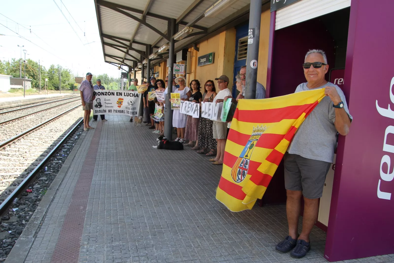 "Monzón no pierdas tu tren" en una nueva concentración. Foto Carlos Neofato