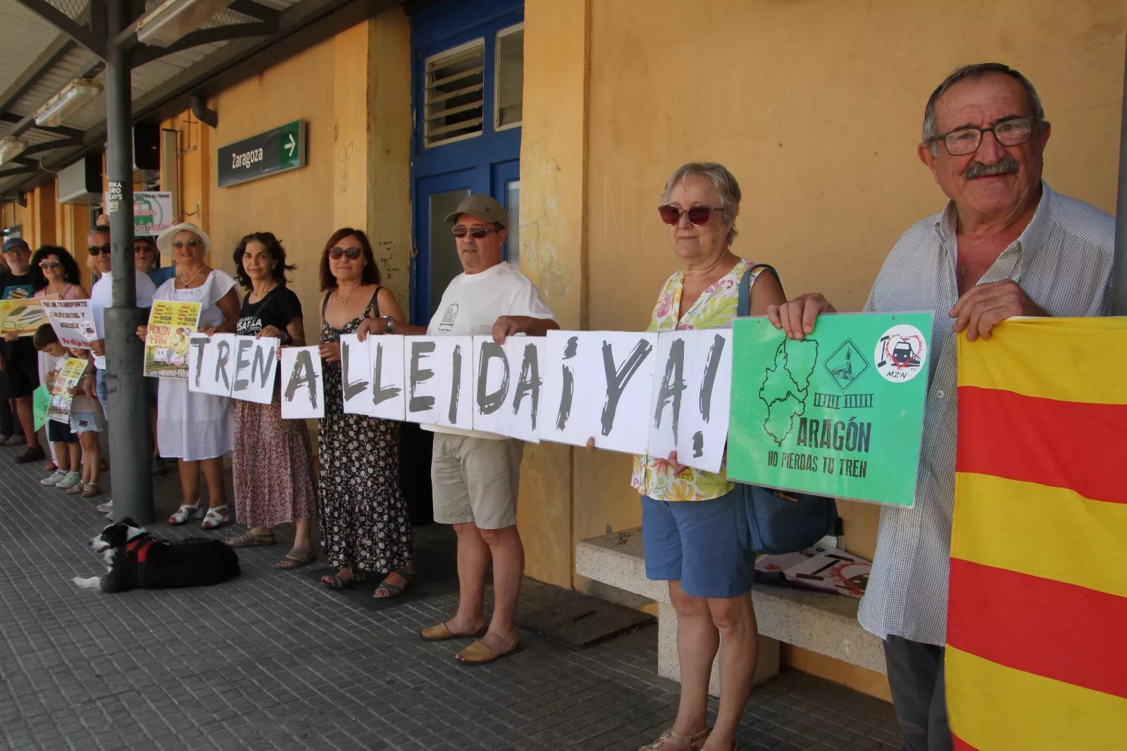 "Monzón no pierdas tu tren" en una nueva concentración. Foto Carlos Neofato