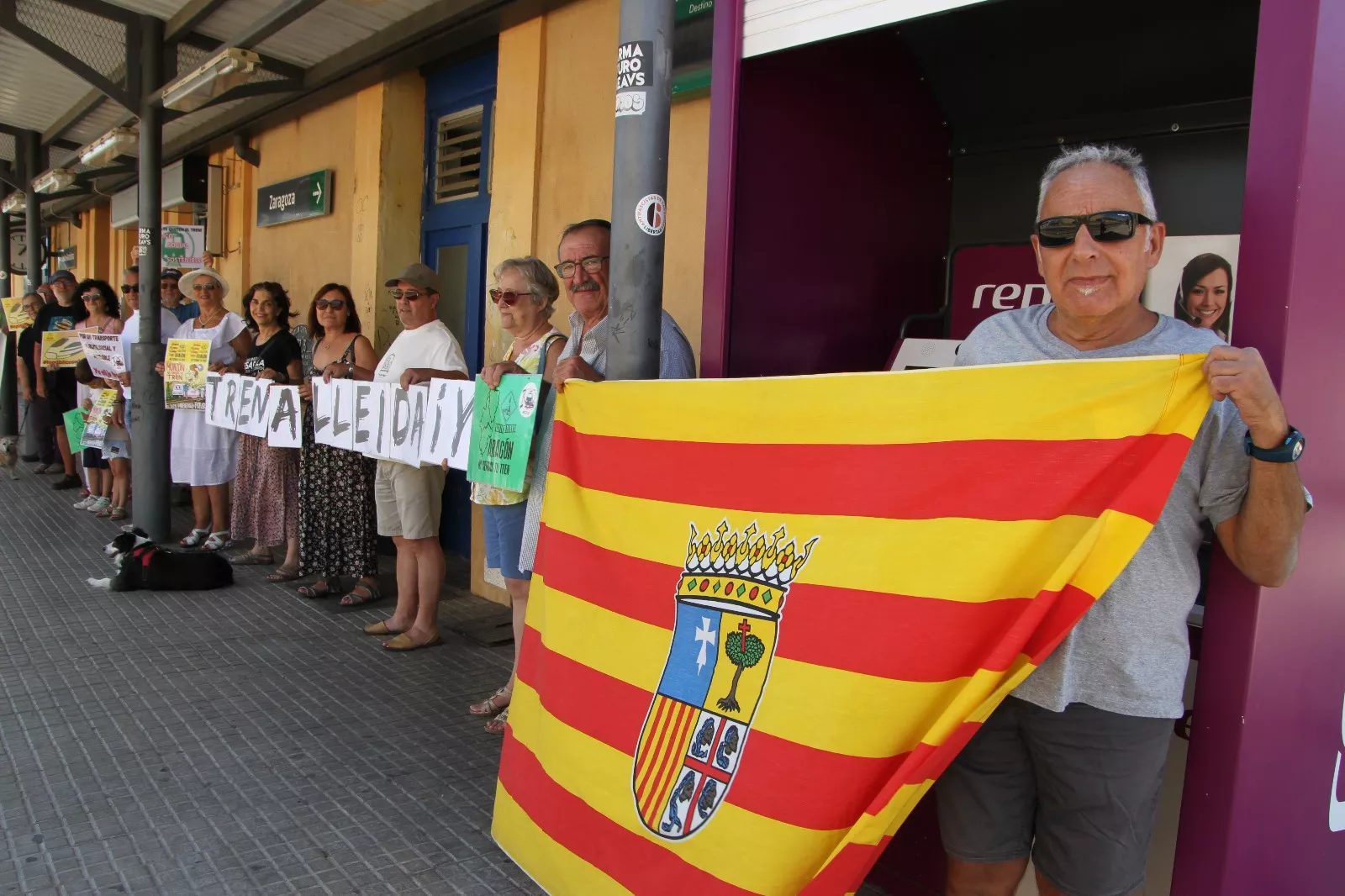 "Monzón no pierdas tu tren" en una nueva concentración. Foto Carlos Neofato