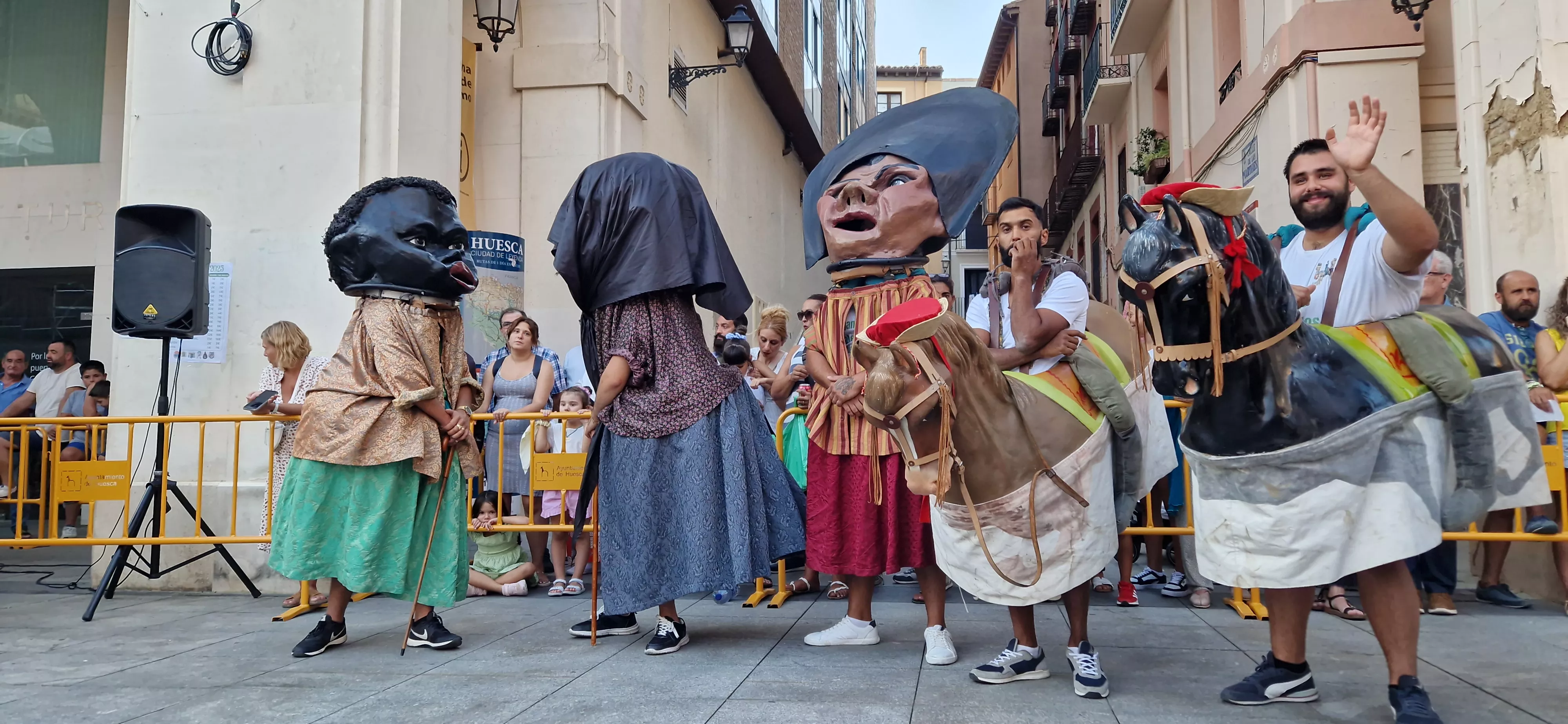 Ensayo de la Comparsa de Gigantes y Cabezudos de Huesca. Foto Myriam Martínez