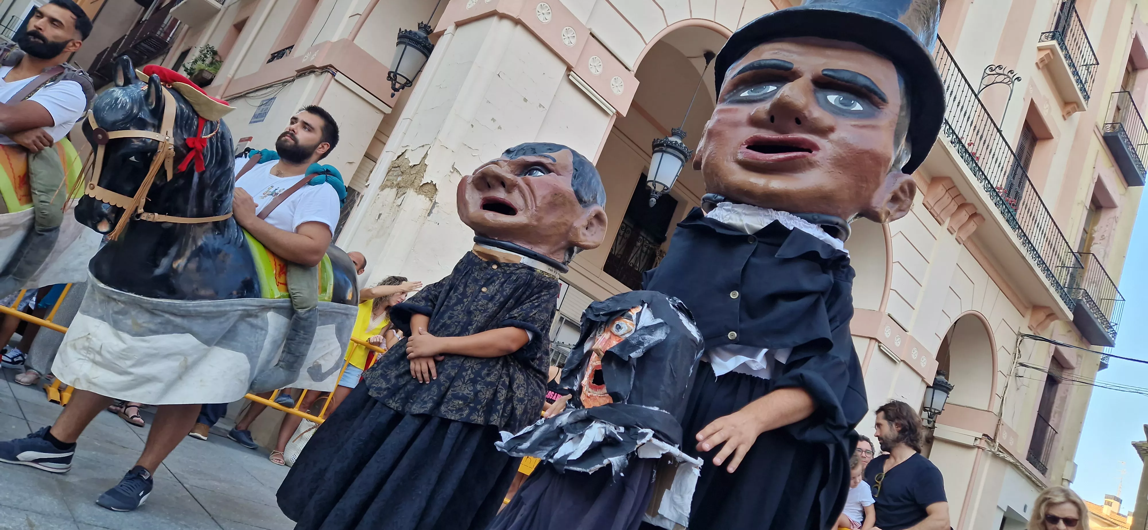 Ensayo de la Comparsa de Gigantes y Cabezudos de Huesca. Foto Myriam Martínez