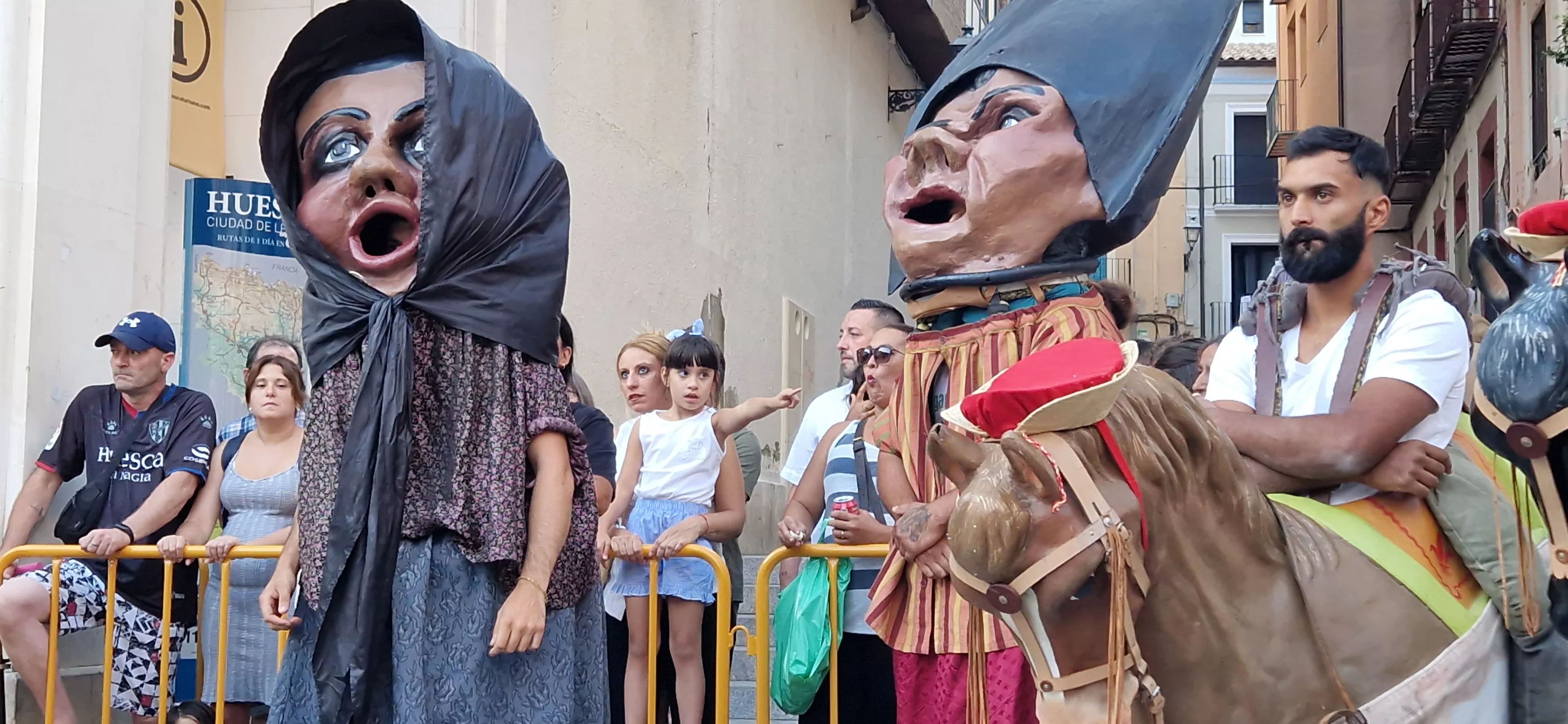 Ensayo de la Comparsa de Gigantes y Cabezudos de Huesca. Foto Myriam Martínez