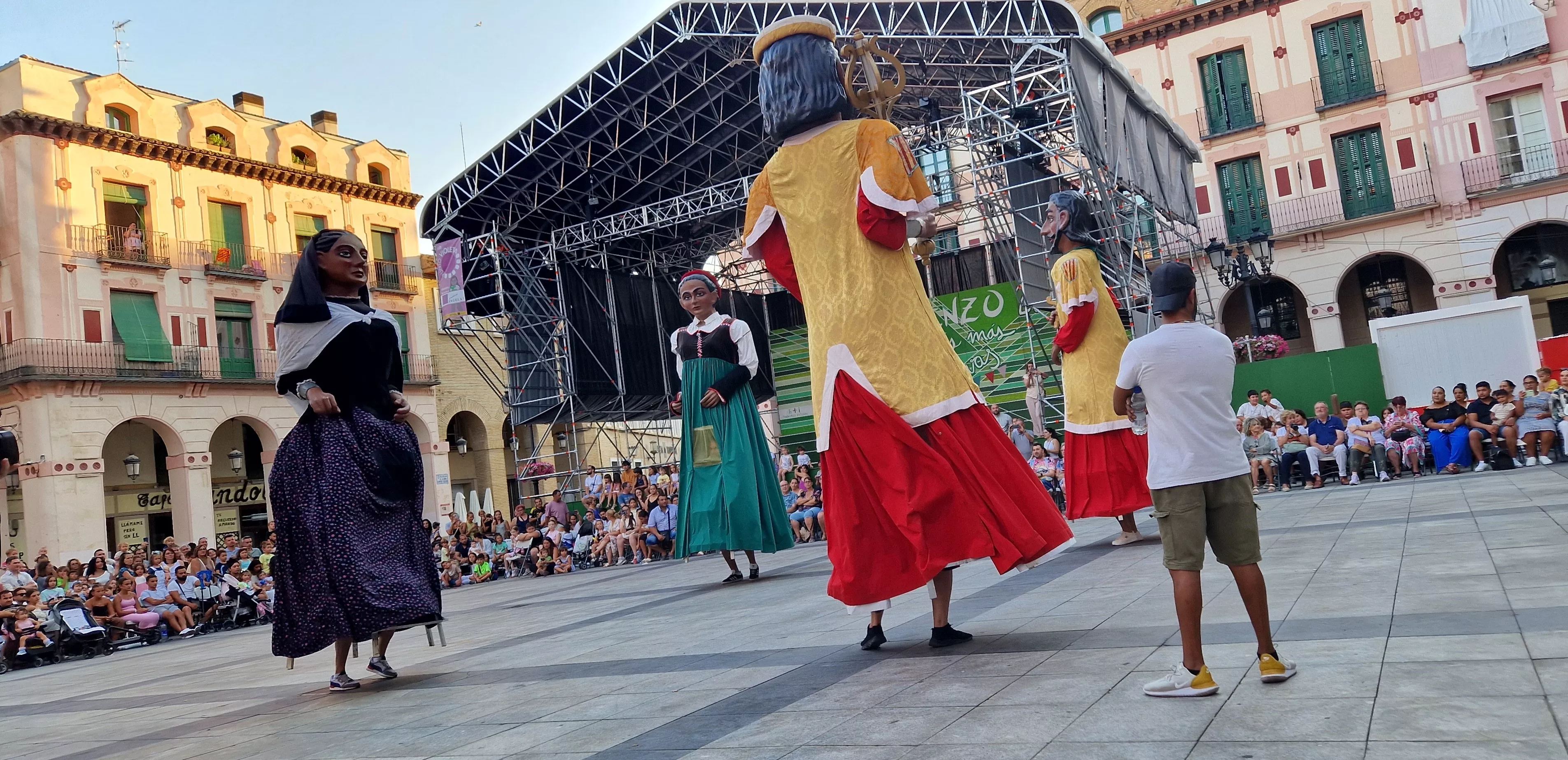 Ensayo de la Comparsa de Gigantes y Cabezudos de Huesca. Foto Myriam Martínez