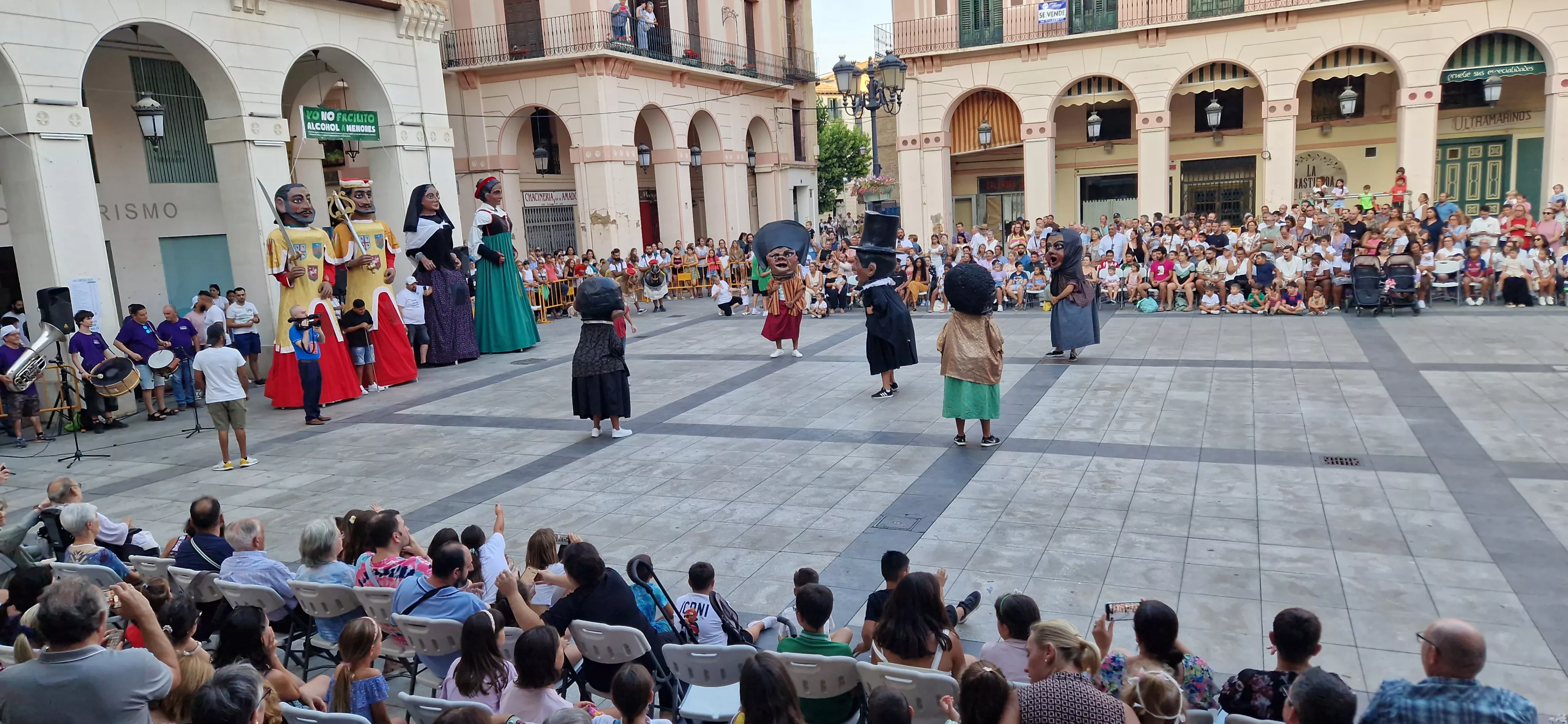 Ensayo de la Comparsa de Gigantes y Cabezudos de Huesca. Foto Myriam Martínez