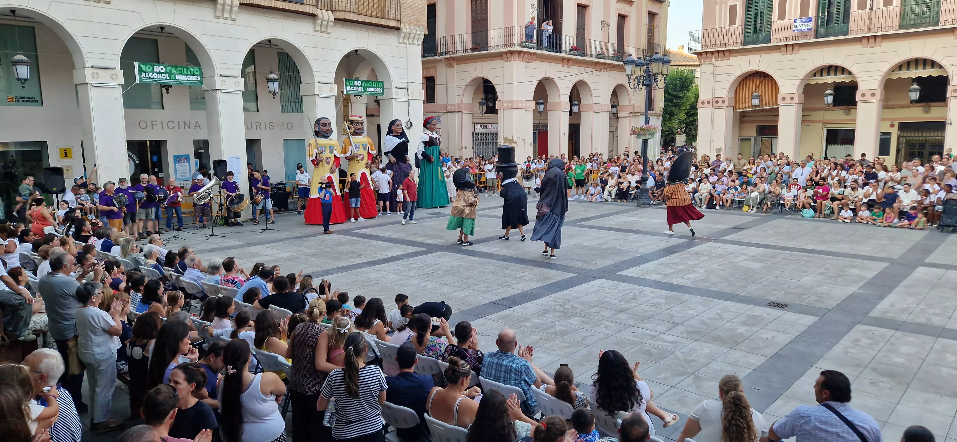 Ensayo de la Comparsa de Gigantes y Cabezudos de Huesca. Foto Myriam Martínez