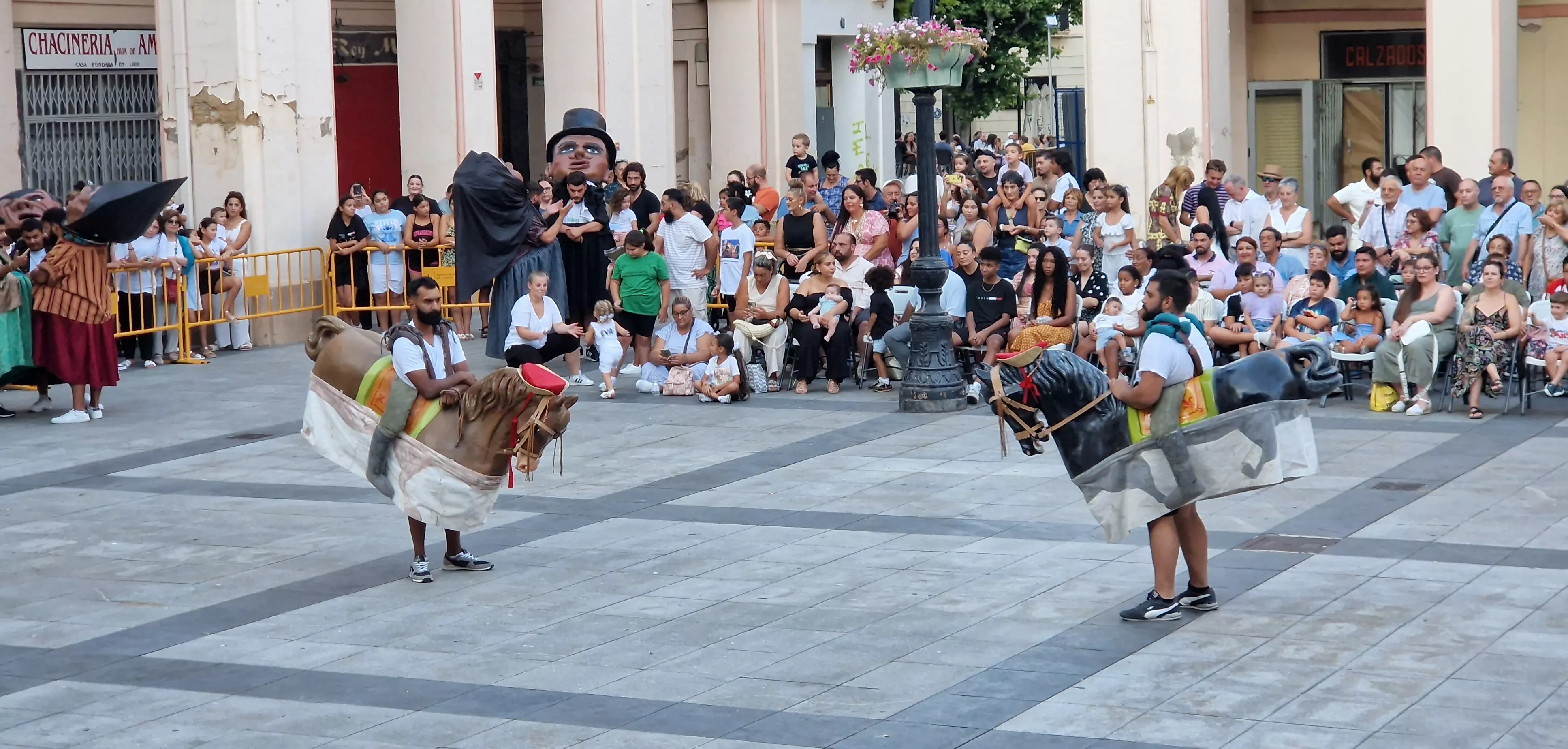 Ensayo de la Comparsa de Gigantes y Cabezudos de Huesca. Foto Myriam Martínez