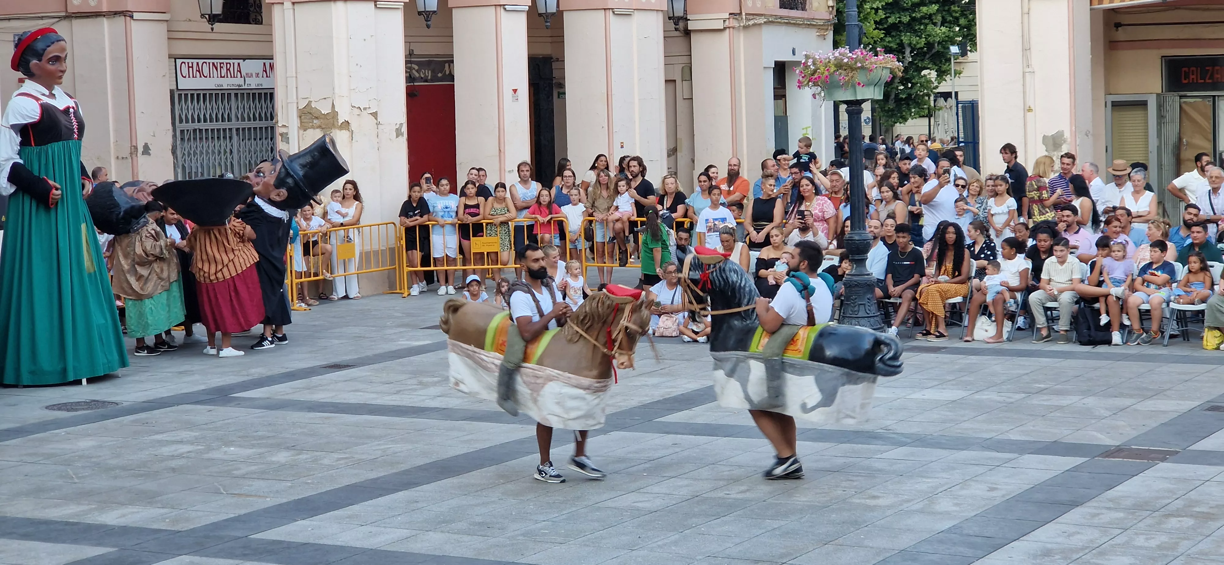 Ensayo de la Comparsa de Gigantes y Cabezudos de Huesca. Foto Myriam Martínez