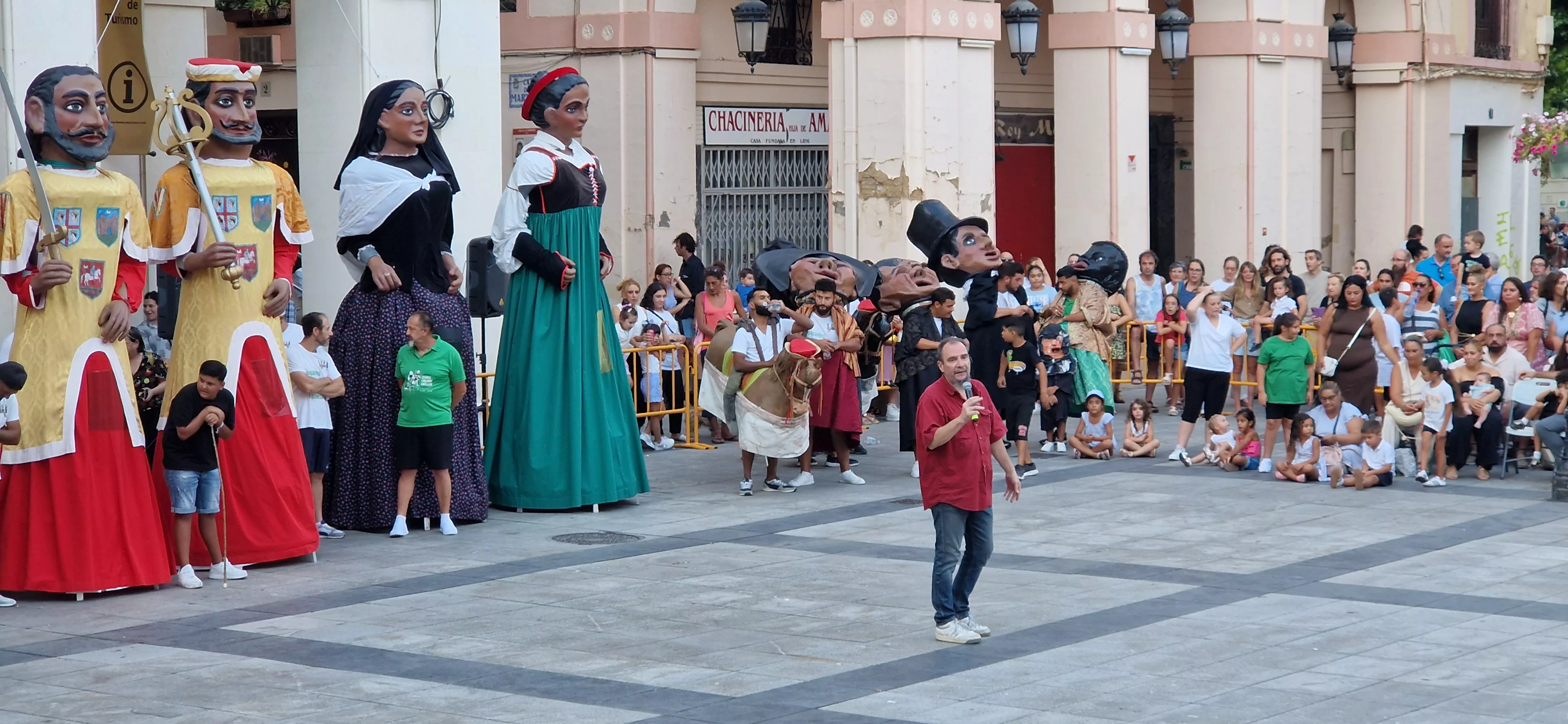 Ensayo de la Comparsa de Gigantes y Cabezudos de Huesca. Foto Myriam Martínez