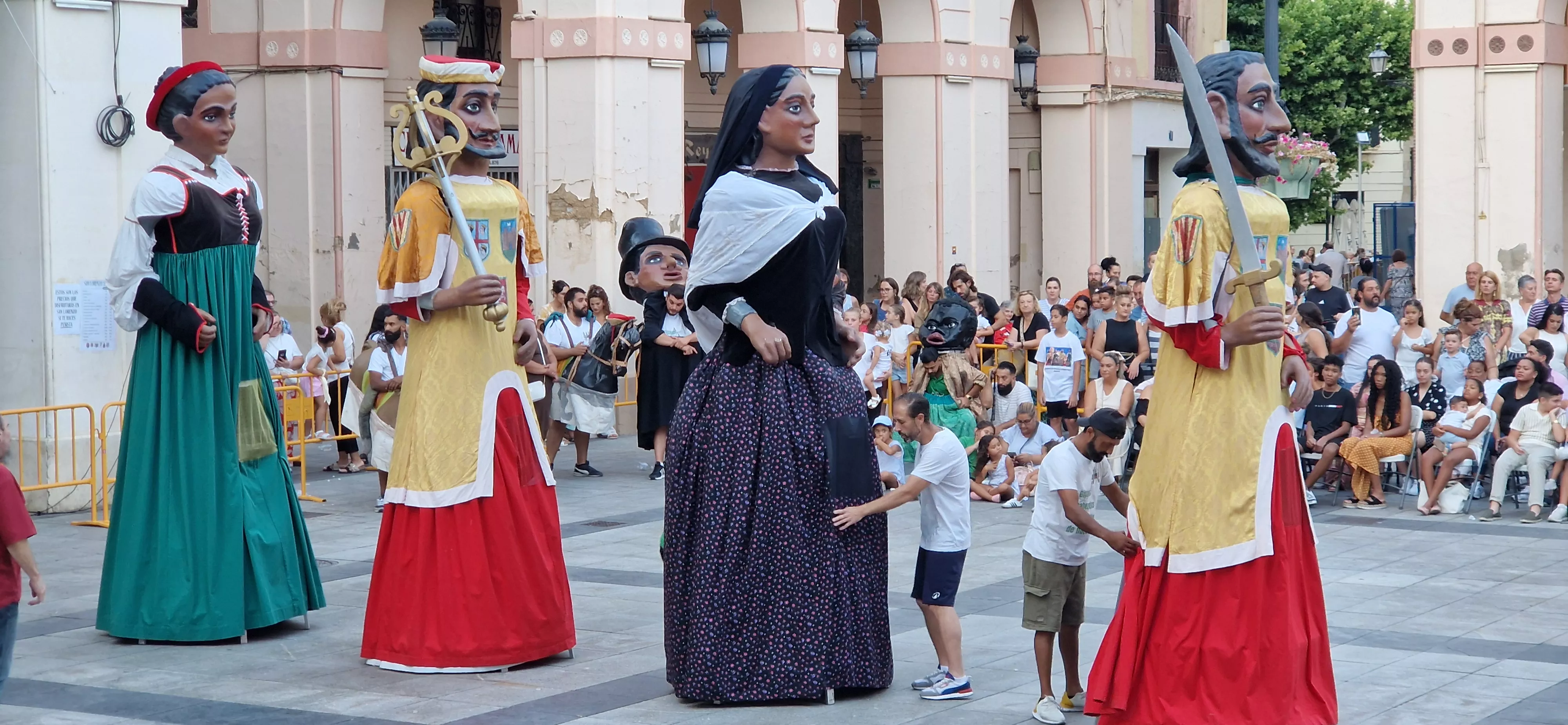 Ensayo de la Comparsa de Gigantes y Cabezudos de Huesca. Foto Myriam Martínez