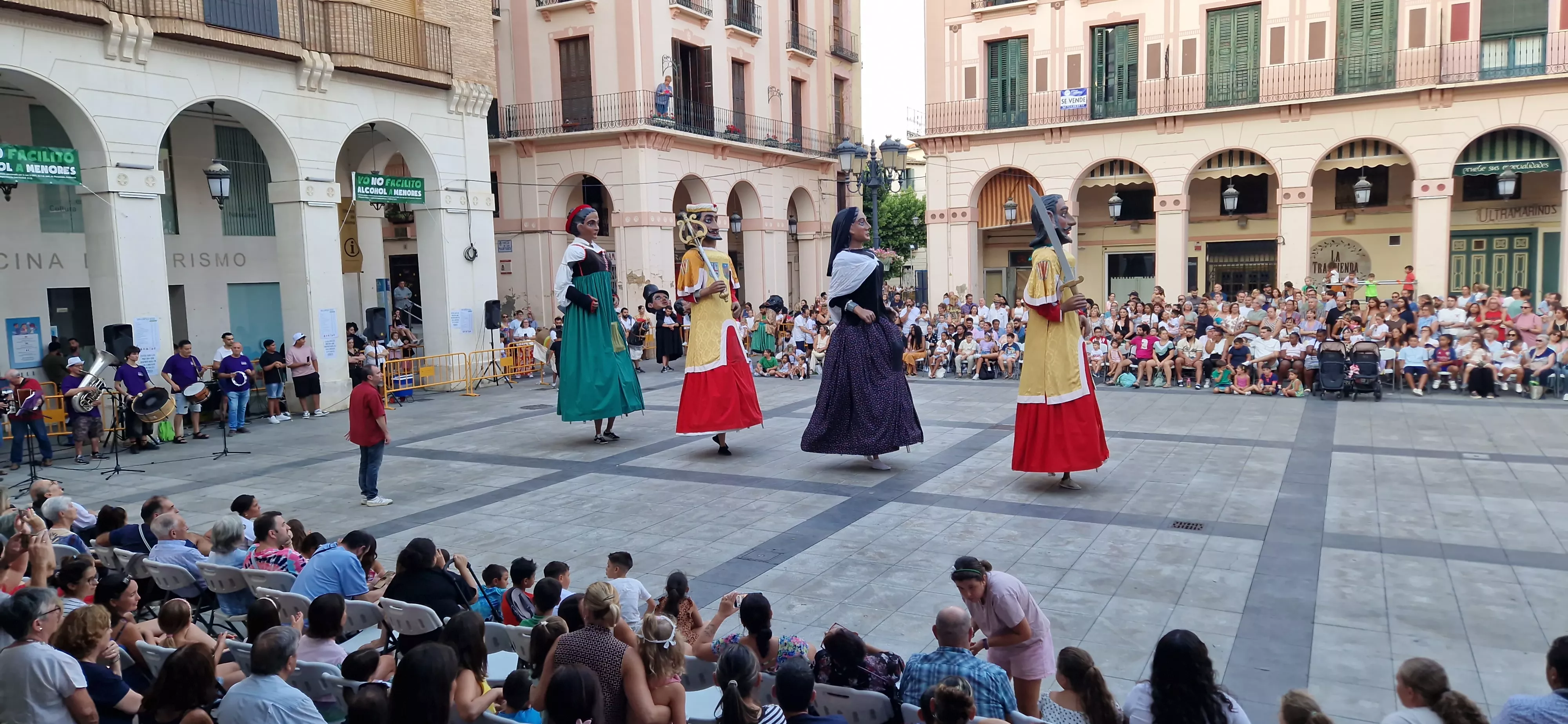Ensayo de la Comparsa de Gigantes y Cabezudos de Huesca. Foto Myriam Martínez