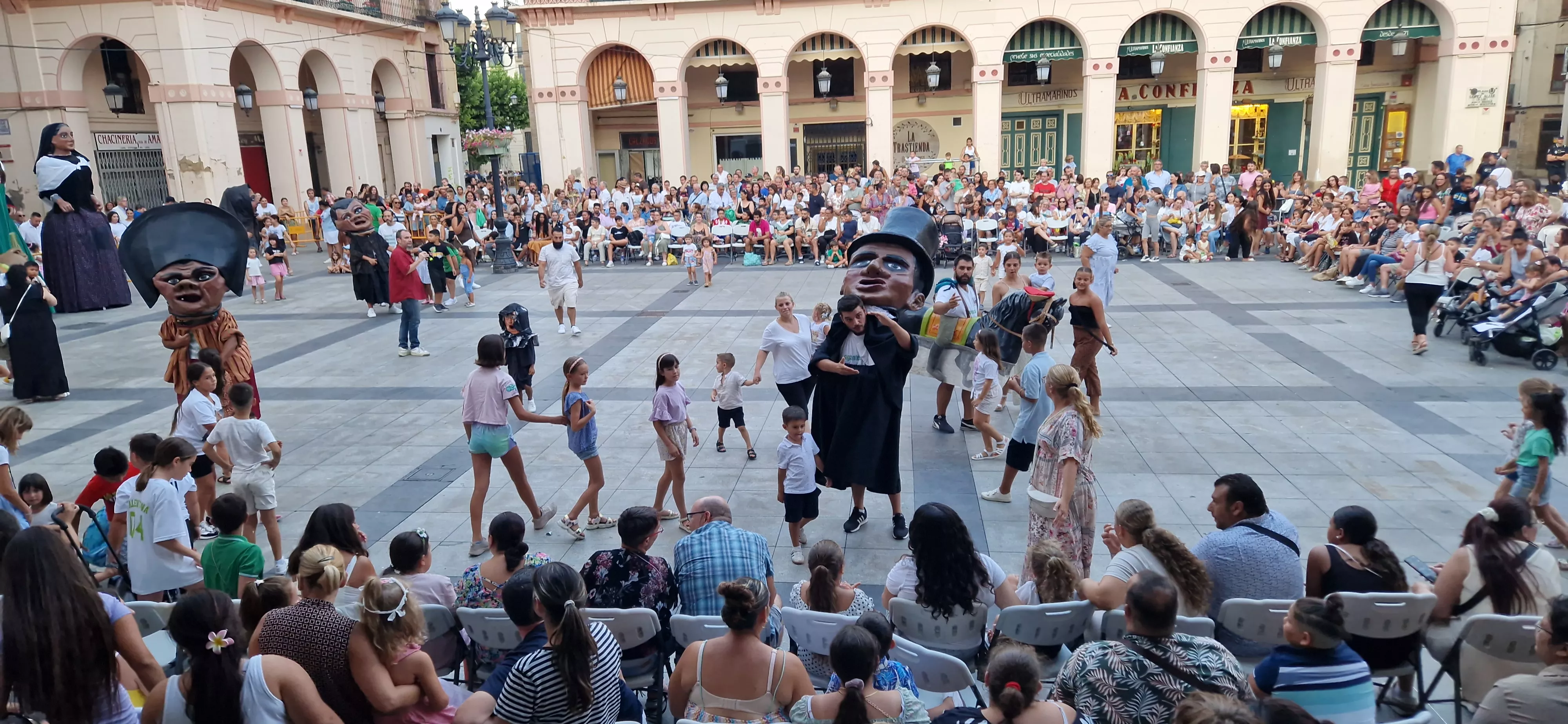 Ensayo de la Comparsa de Gigantes y Cabezudos de Huesca. Foto Myriam Martínez