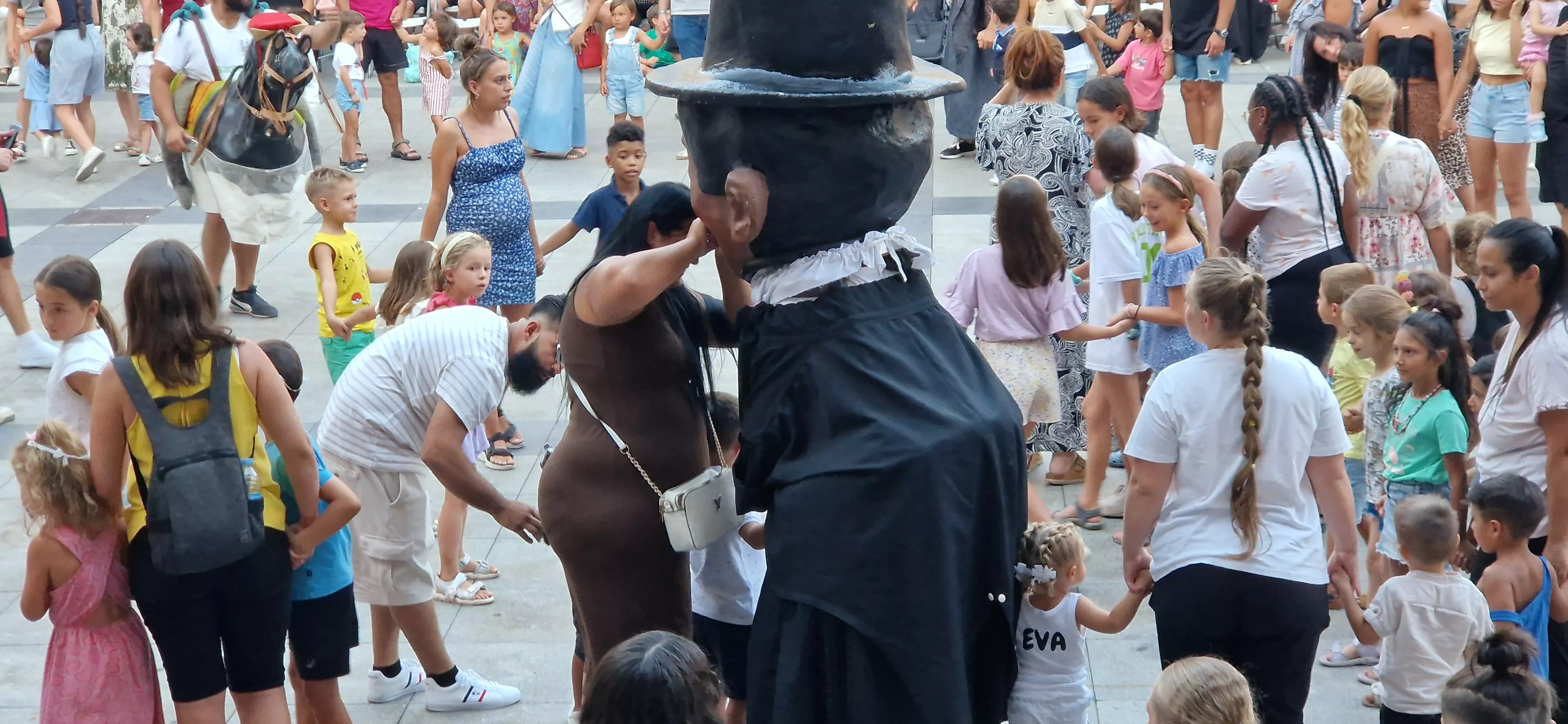 Ensayo de la Comparsa de Gigantes y Cabezudos de Huesca. Foto Myriam Martínez