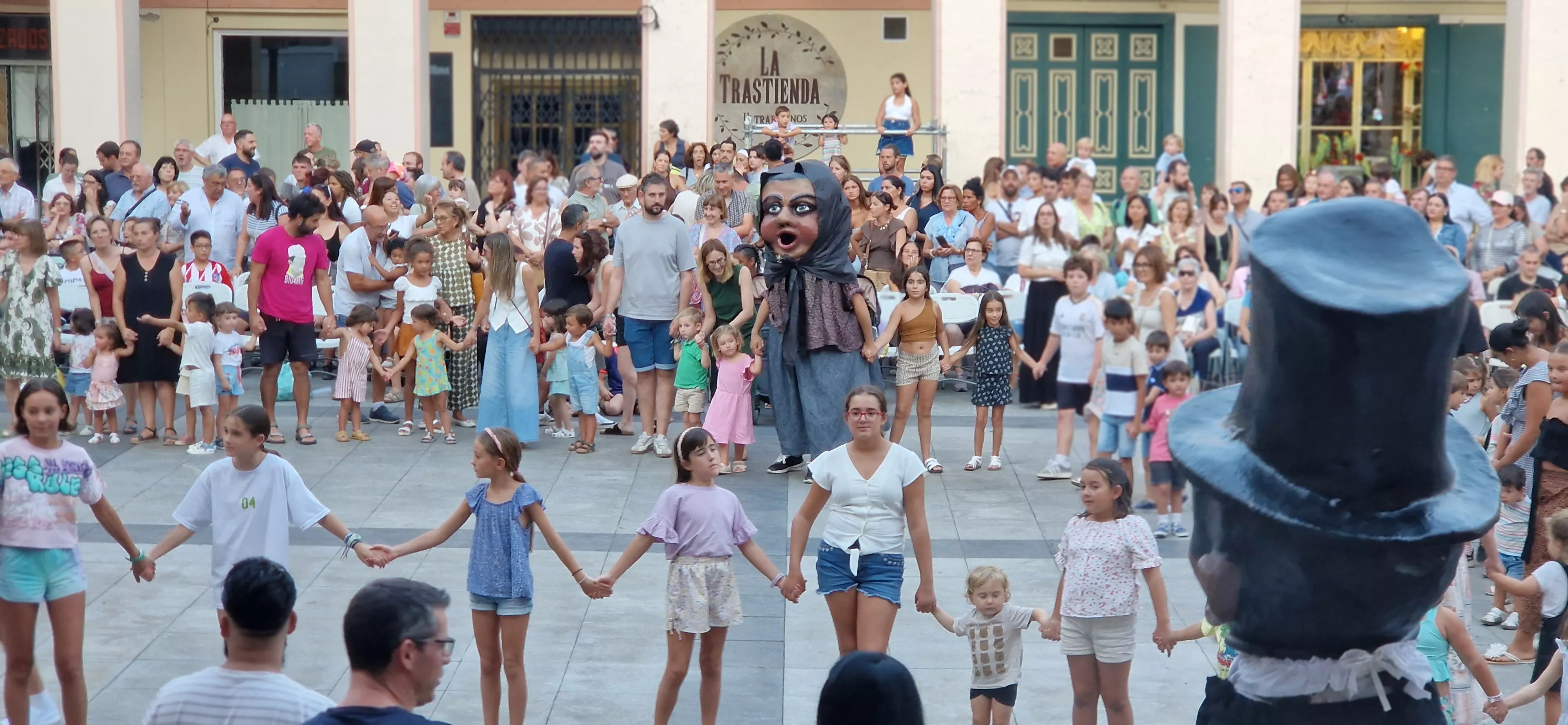 Ensayo de la Comparsa de Gigantes y Cabezudos de Huesca. Foto Myriam Martínez