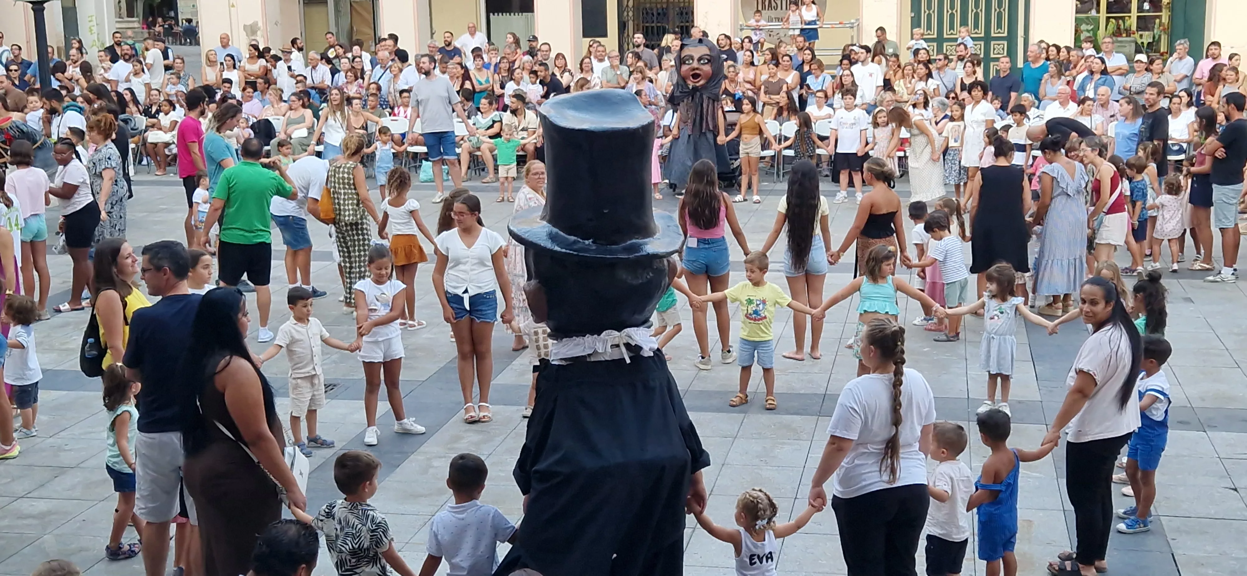 Ensayo de la Comparsa de Gigantes y Cabezudos de Huesca. Foto Myriam Martínez