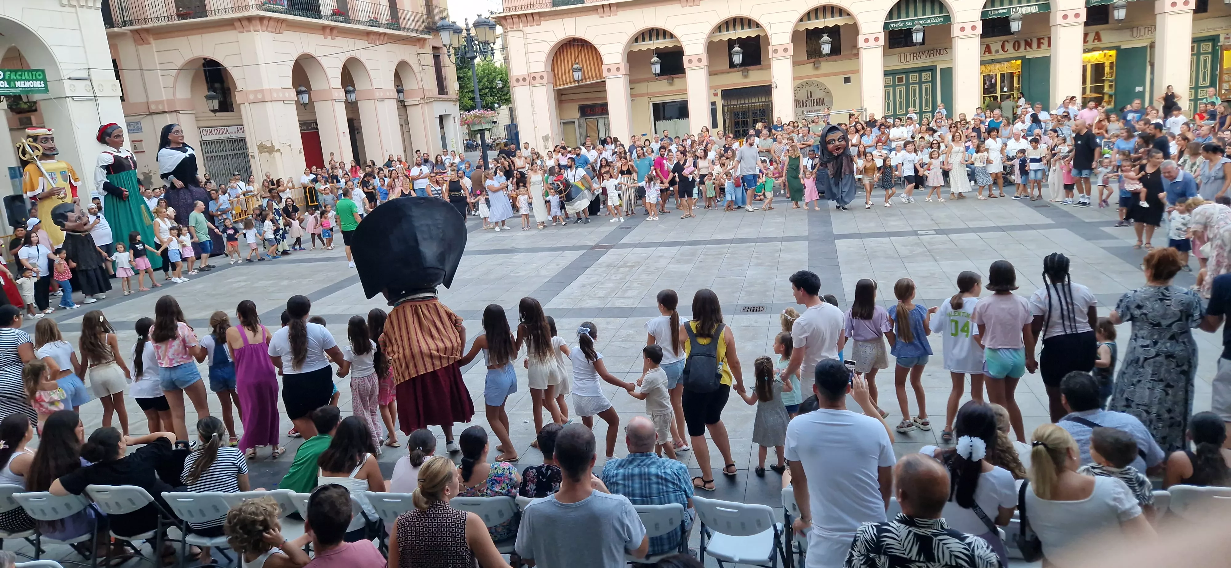 Ensayo de la Comparsa de Gigantes y Cabezudos de Huesca. Foto Myriam Martínez