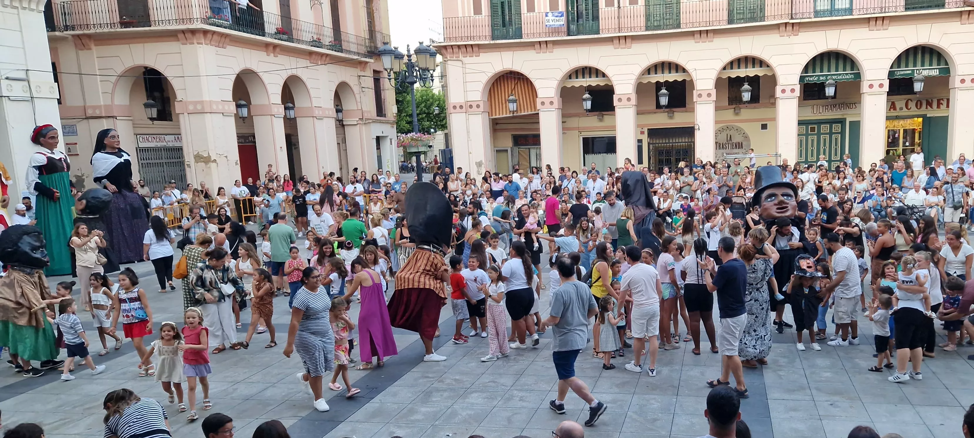 Ensayo de la Comparsa de Gigantes y Cabezudos de Huesca. Foto Myriam Martínez