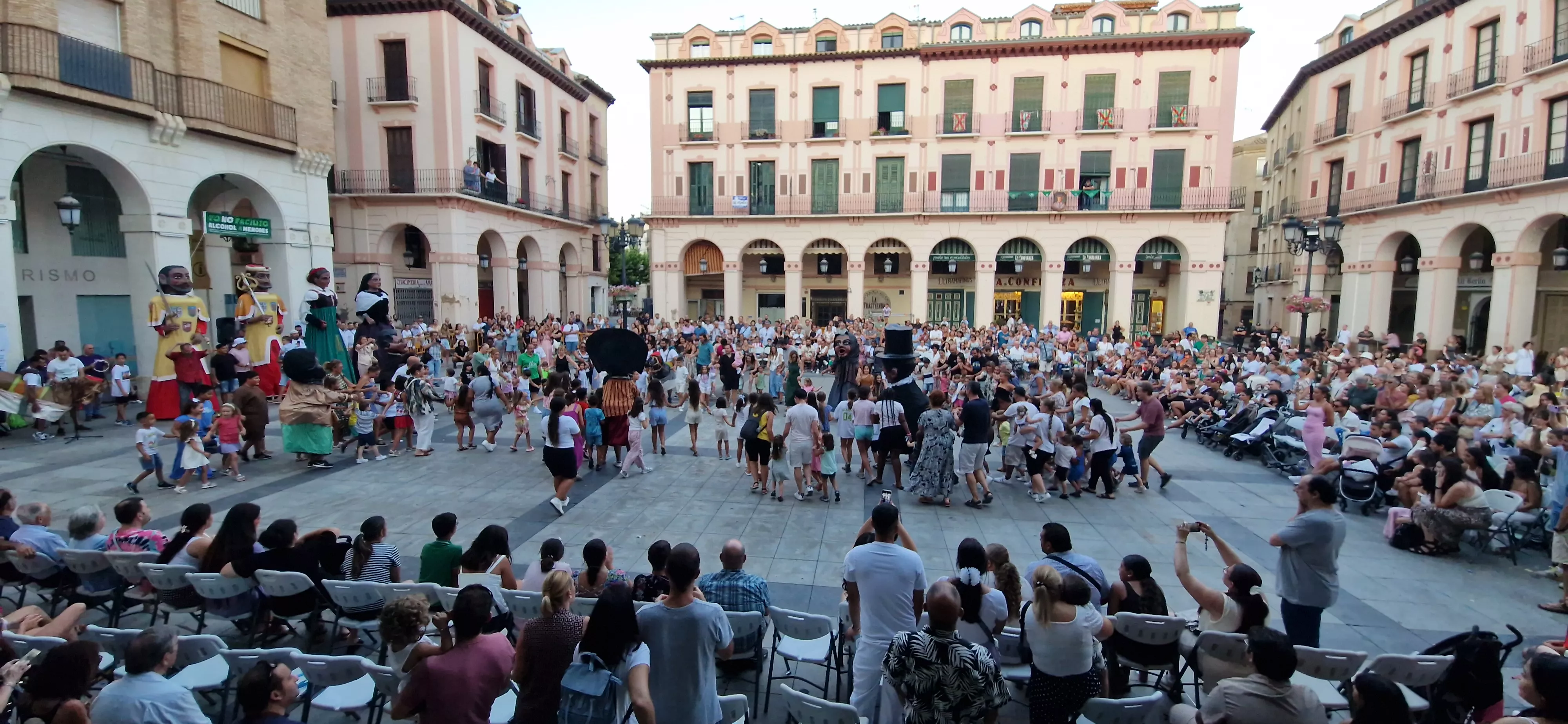 Ensayo de la Comparsa de Gigantes y Cabezudos de Huesca. Foto Myriam Martínez