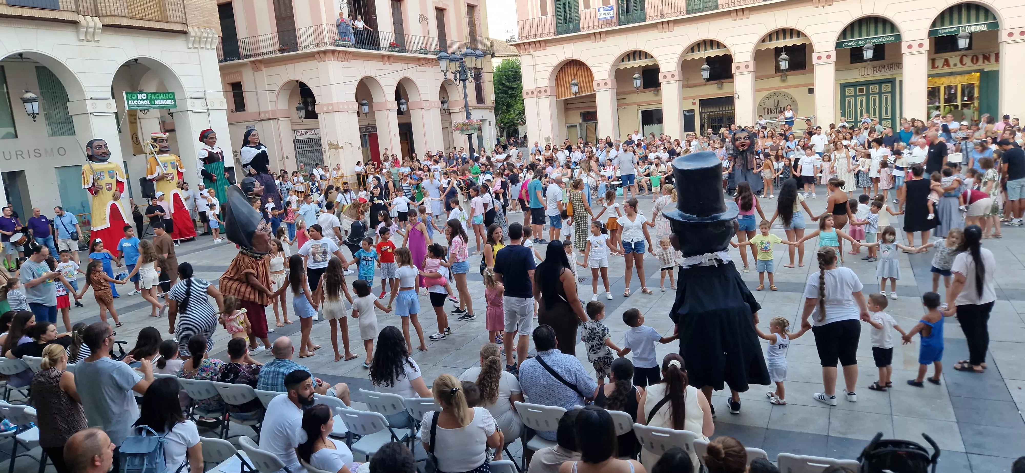Ensayo de la Comparsa de Gigantes y Cabezudos de Huesca. Foto Myriam Martínez