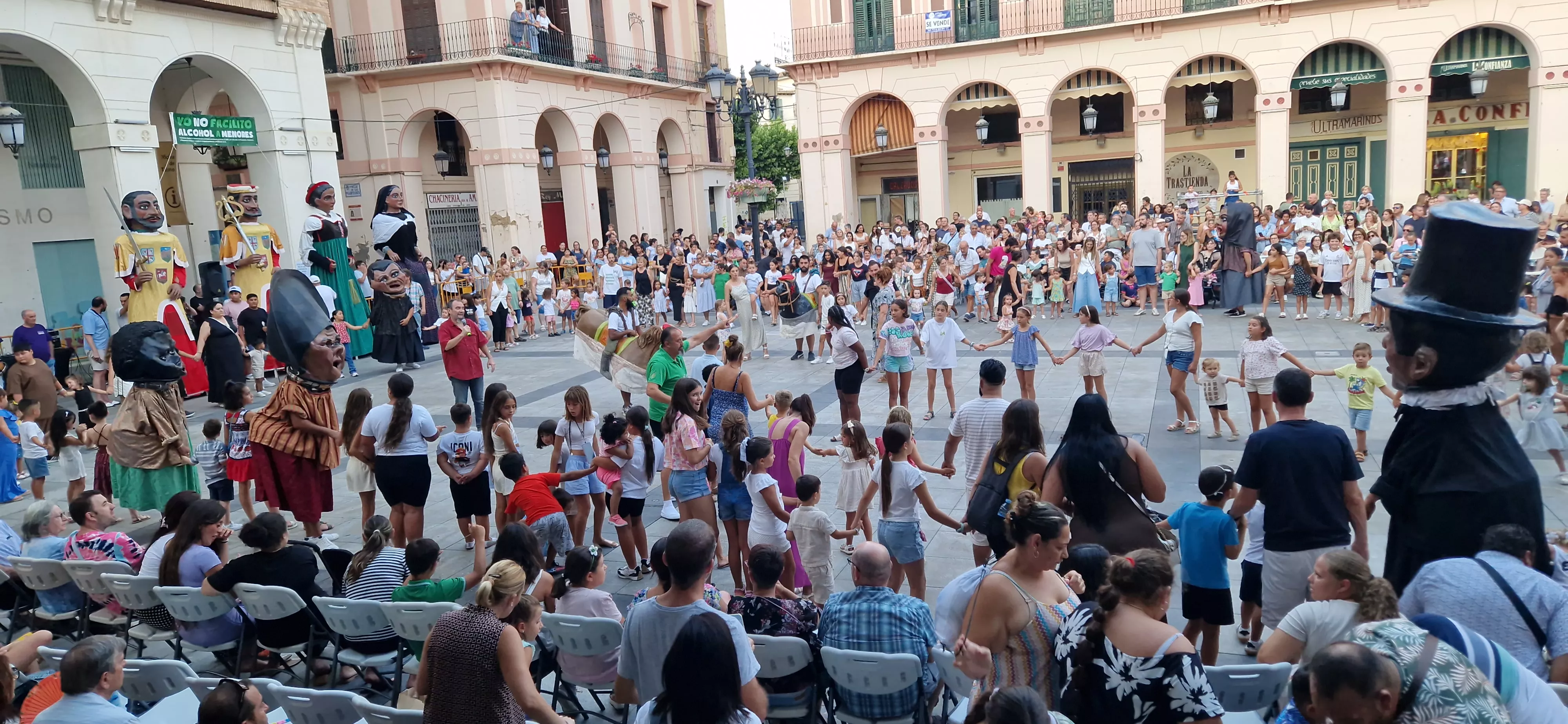 Ensayo de la Comparsa de Gigantes y Cabezudos de Huesca. Foto Myriam Martínez