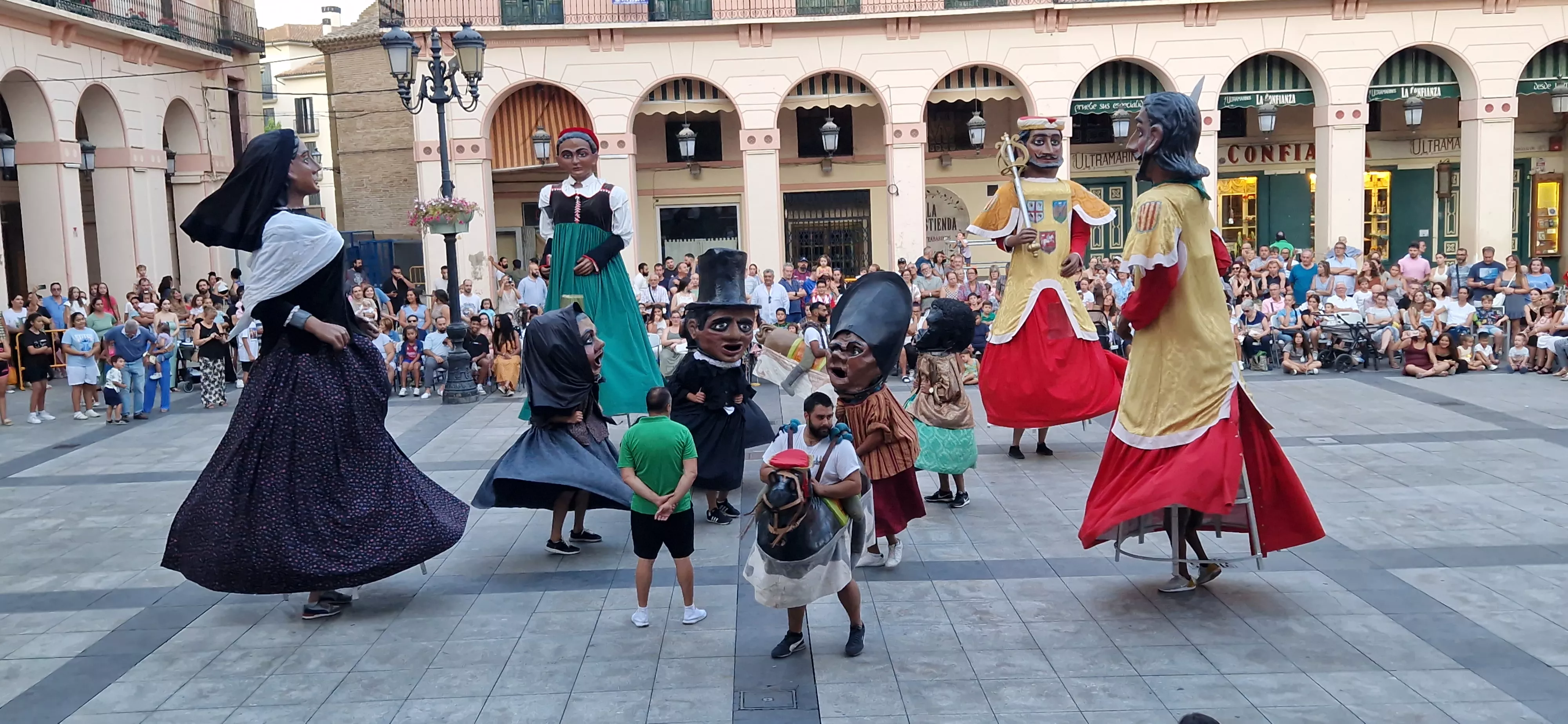 Ensayo de la Comparsa de Gigantes y Cabezudos de Huesca. Foto Myriam Martínez