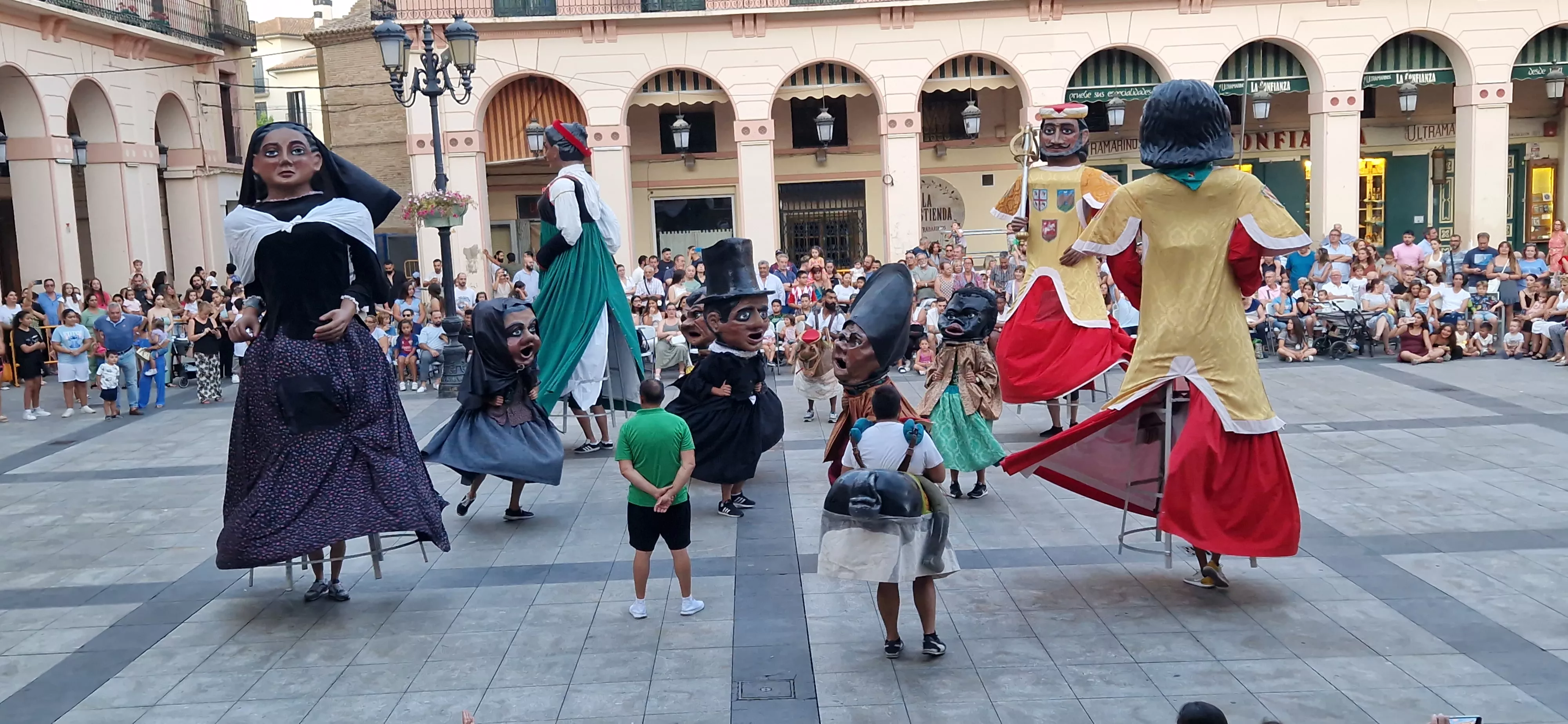 Ensayo de la Comparsa de Gigantes y Cabezudos de Huesca. Foto Myriam Martínez