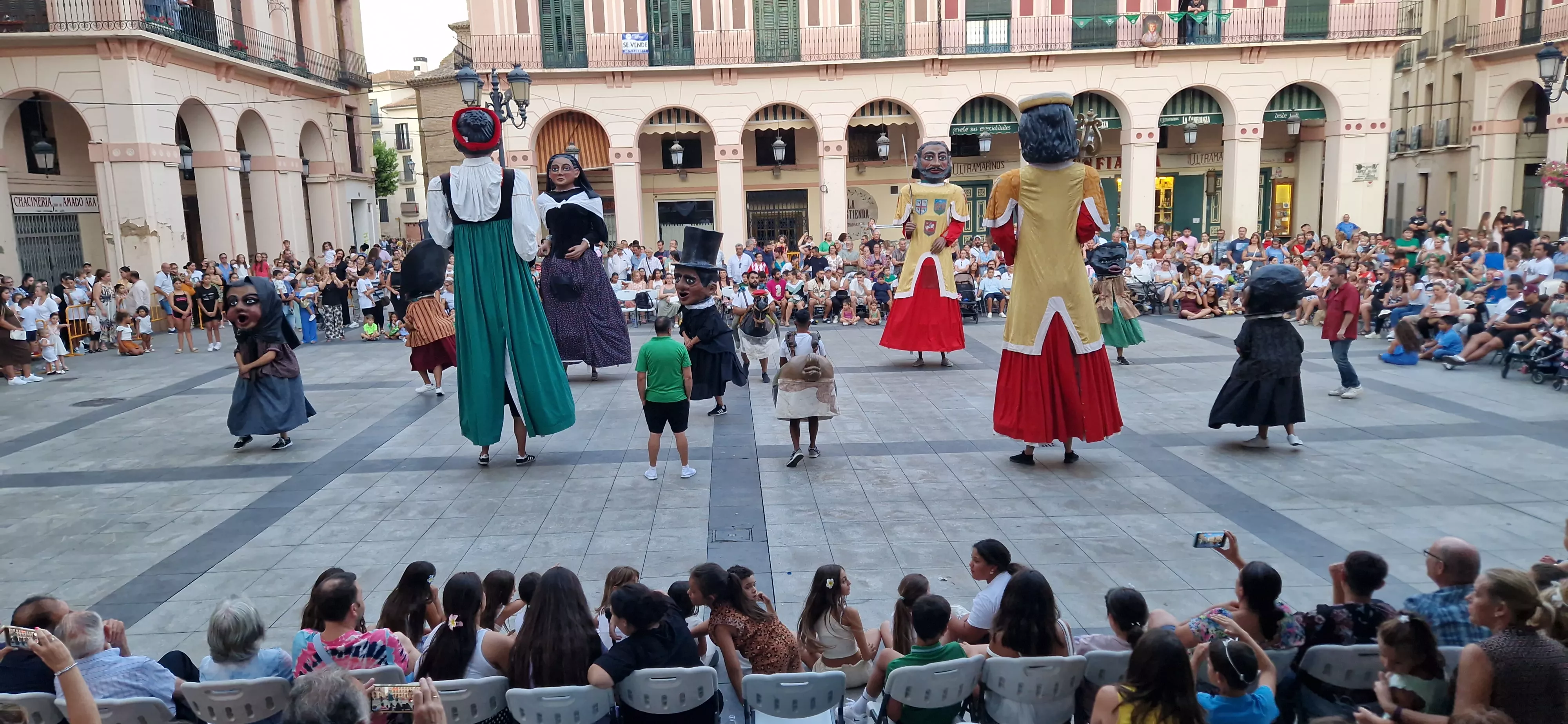 Ensayo de la Comparsa de Gigantes y Cabezudos de Huesca. Foto Myriam Martínez