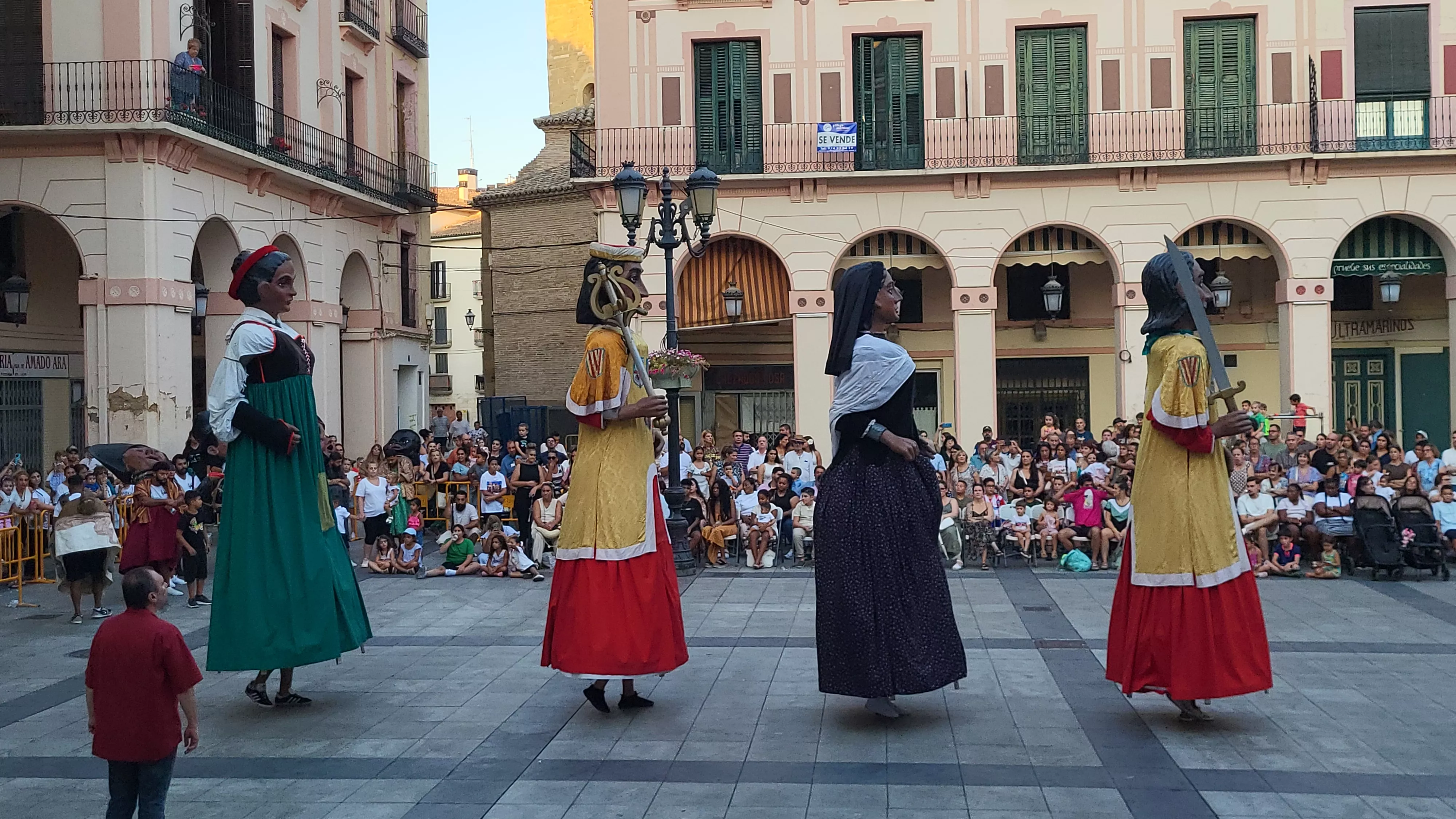 Ensayo de la Comparsa de Gigantes y Cabezudos de Huesca. Foto Mercedes Manterola