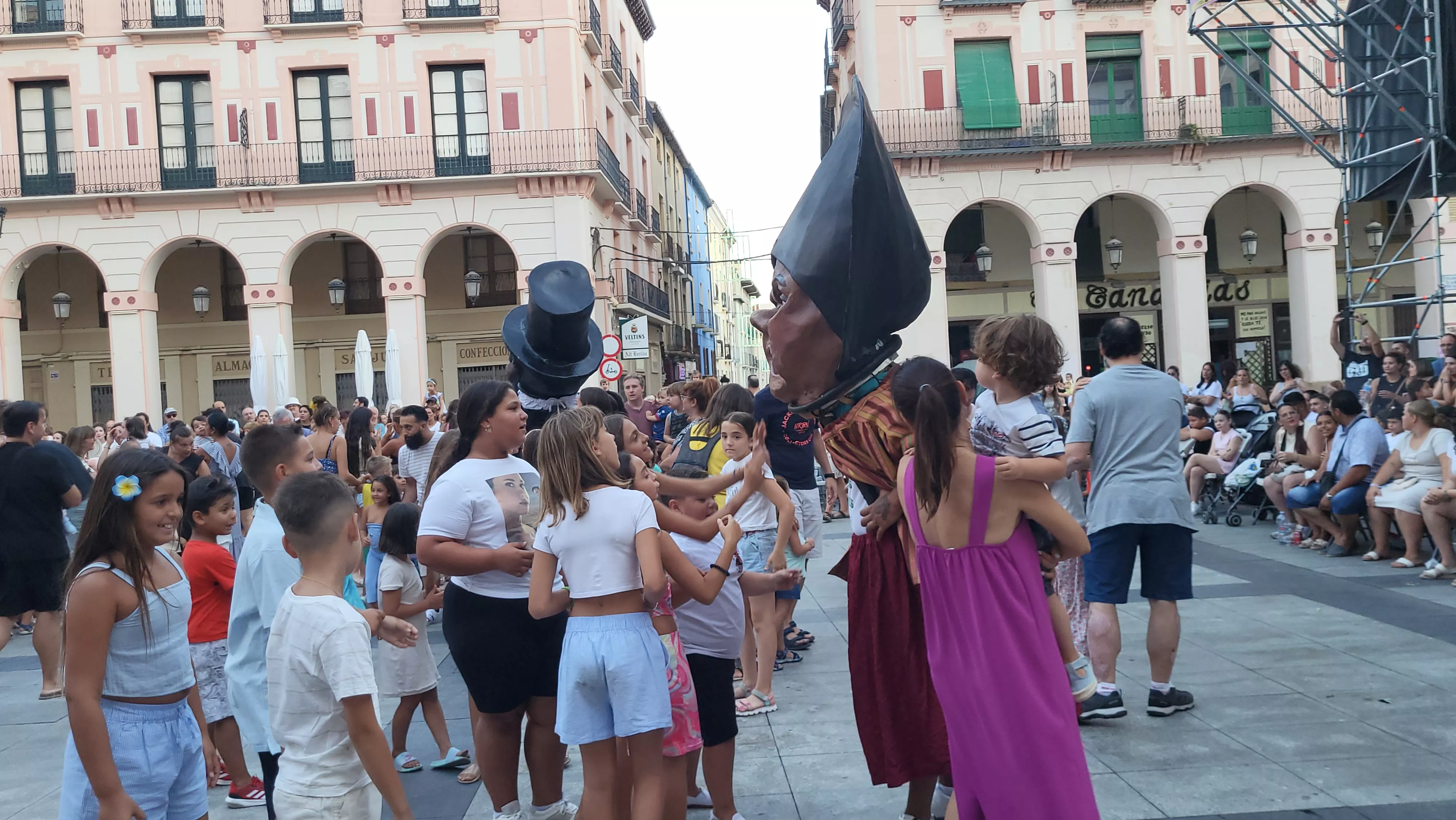 Ensayo de la Comparsa de Gigantes y Cabezudos de Huesca. Foto Mercedes Manterola