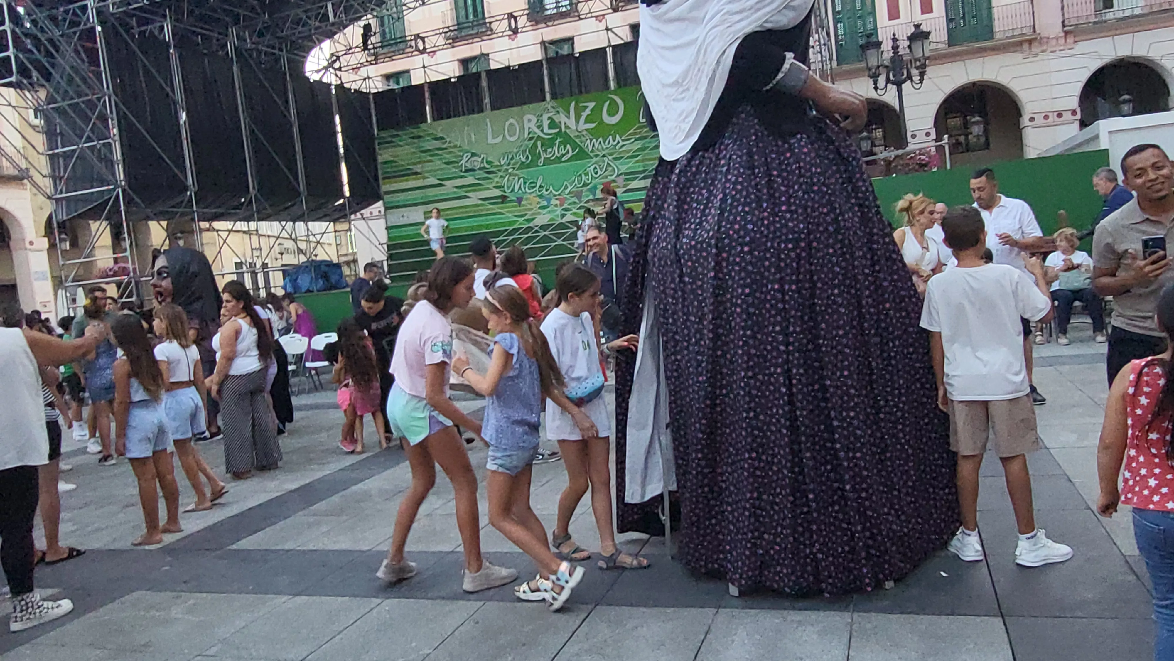 Ensayo de la Comparsa de Gigantes y Cabezudos de Huesca. Foto Mercedes Manterola