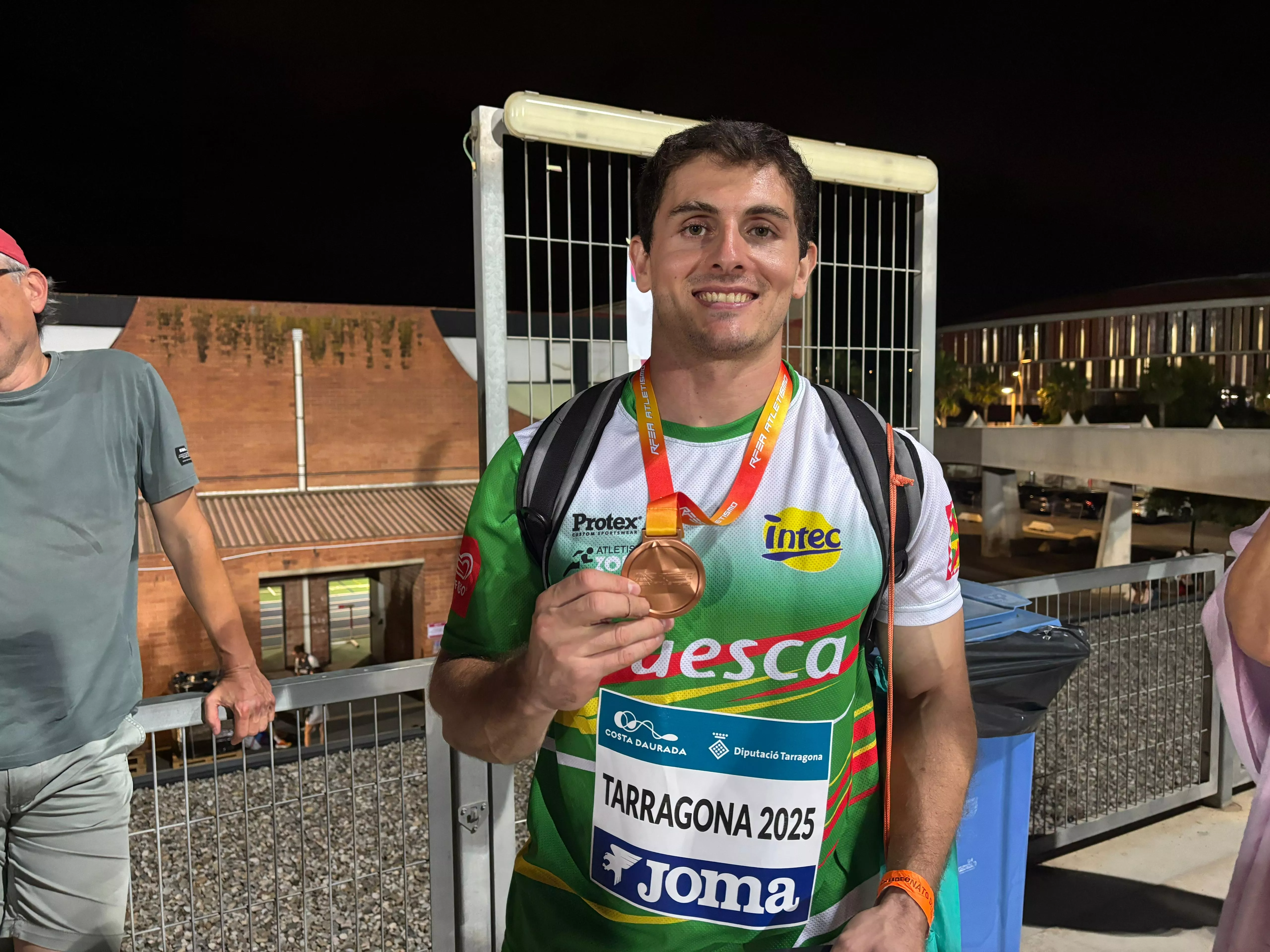 Jorge Franco y su medalla en jabalina.