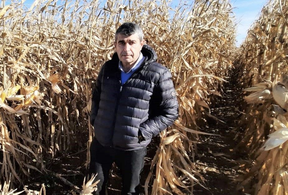 Ignacio Almudévar en su hábitat natural, el campo.