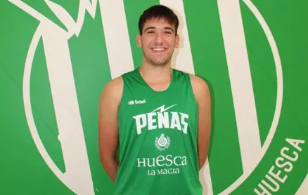 Iker Terreros, nuevo jugador de la primera plantilla del Club Baloncesto Peñas, Lobe Huesca la Magia