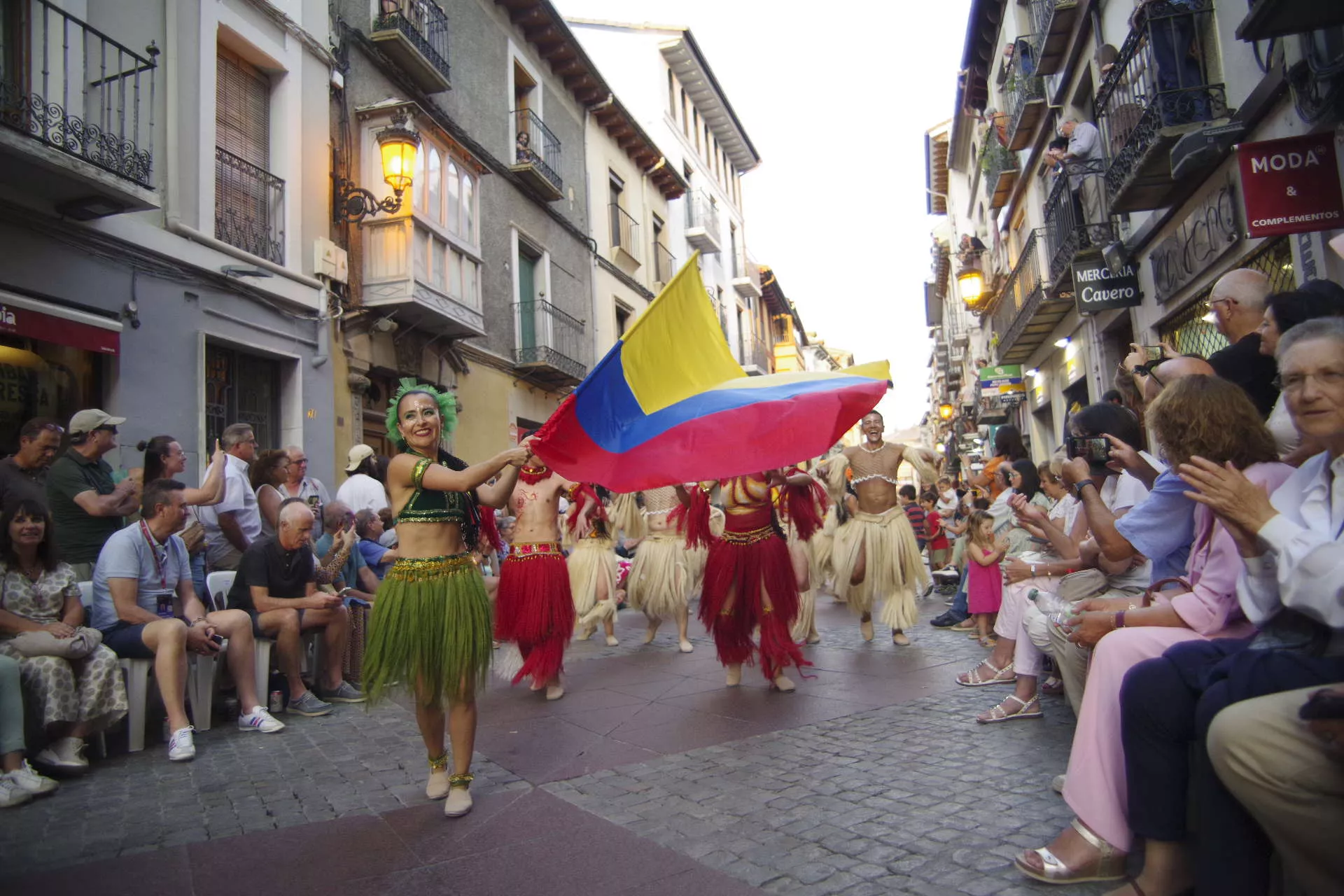 Jaca despide un Festival Folklórico multitudinario. Jaca despide un Festival Folklórico multitudinario.