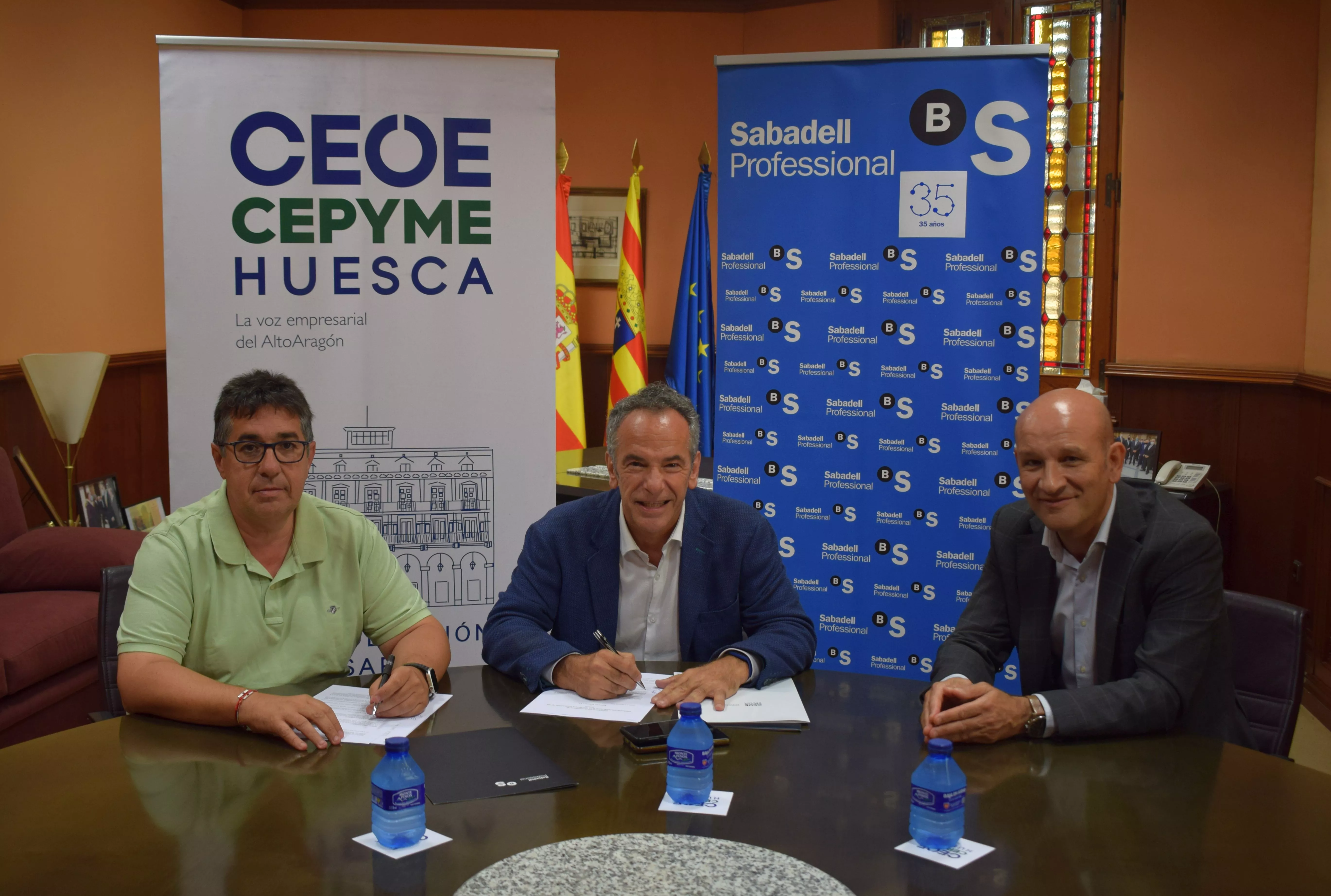 Javier Cruz, Luis Cánovas y Manuel Añaños en la firma del convenio entre Banco Sabadell y Ceoe-Cepyme Huesca Javier Cruz, Luis Cánovas y Manuel Añaños en la firma del convenio entre Banco Sabadell y Ceoe-Cepyme Huesca