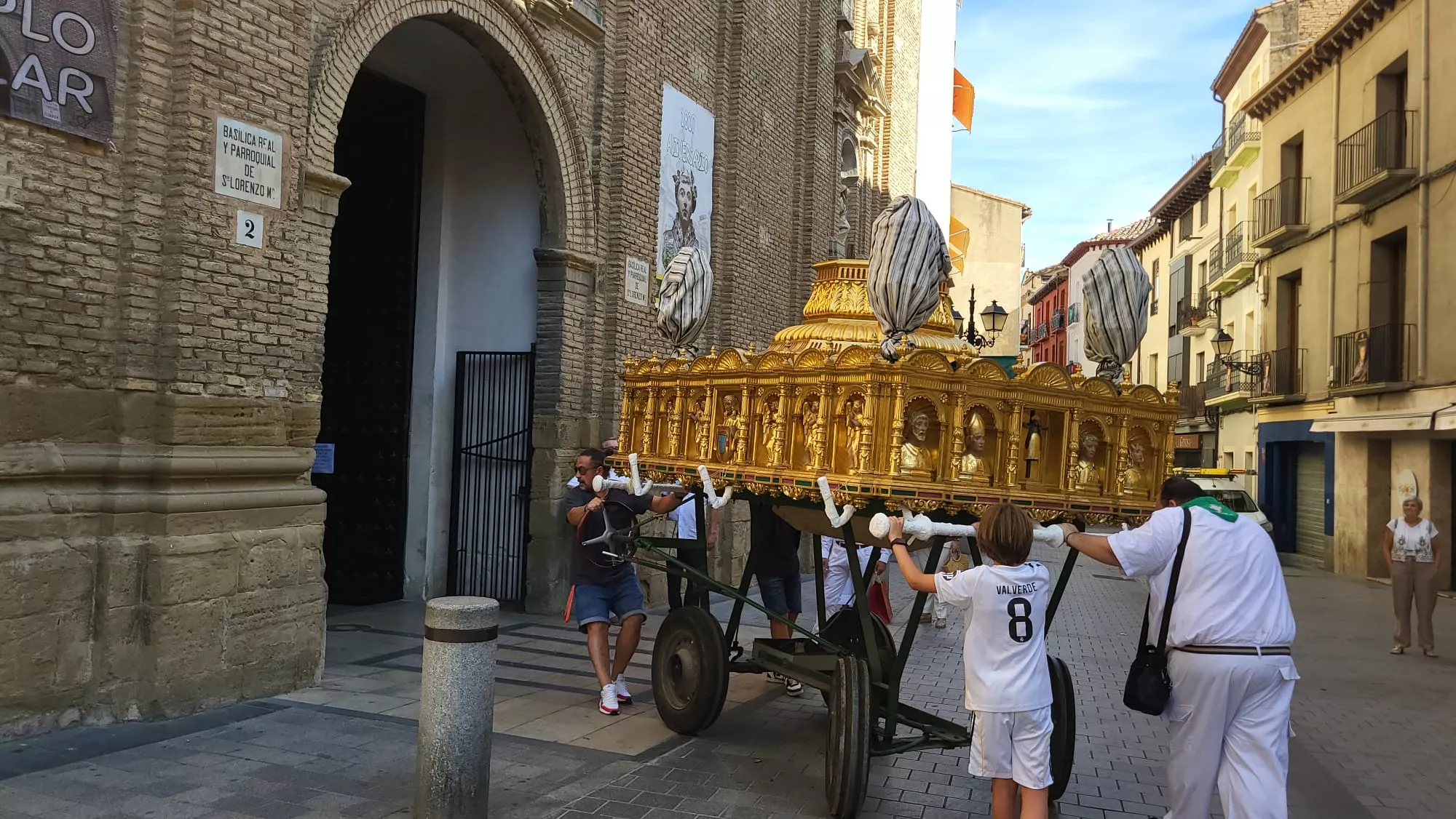 La peana de San Lorenzo entrando en la Basílica La peana de San Lorenzo entrando en la Basílica