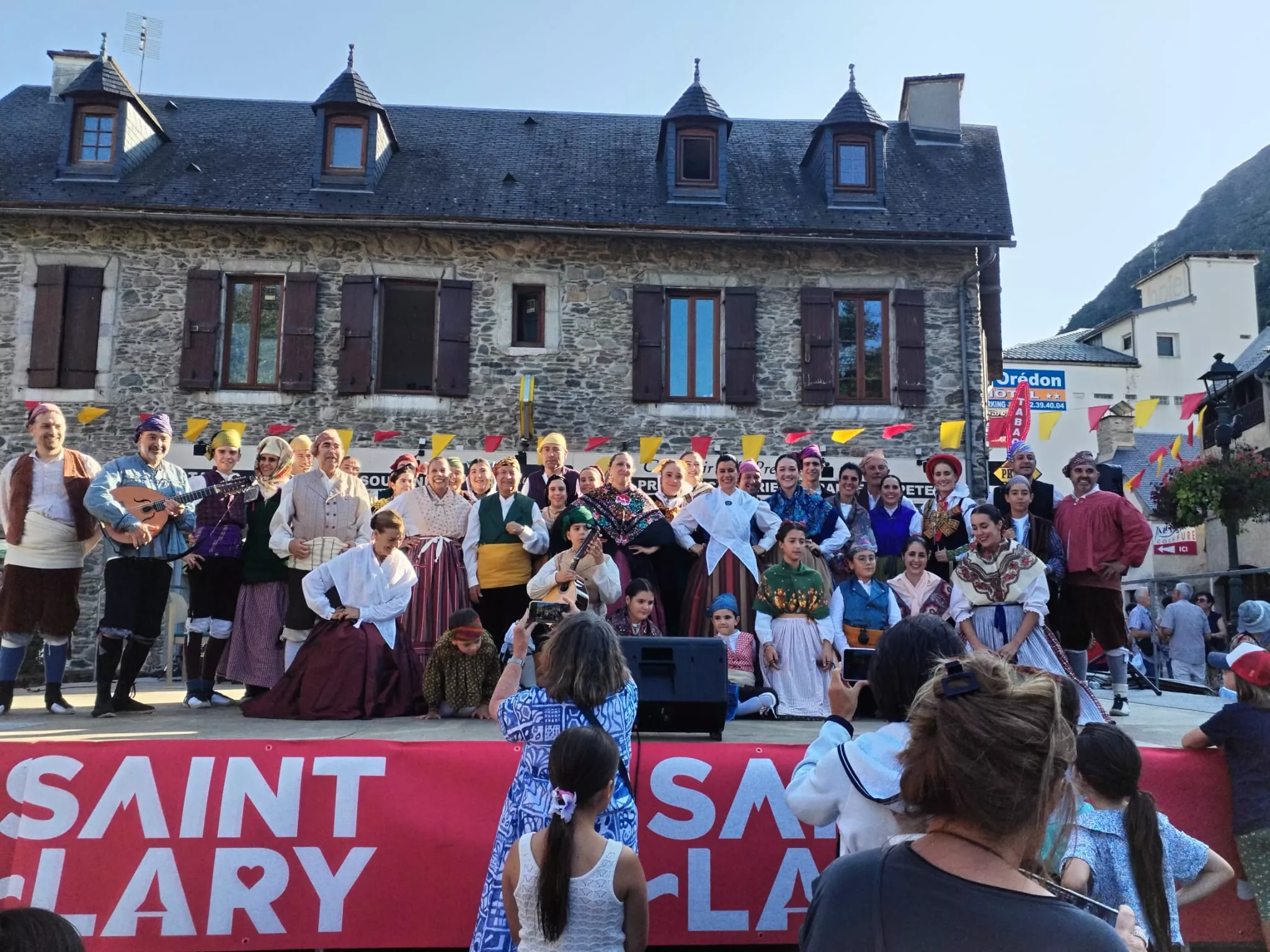 La Agrupación Folklórica Santa Cecilia en la Fête Franco-Aragonaise de Saint-Lary.
