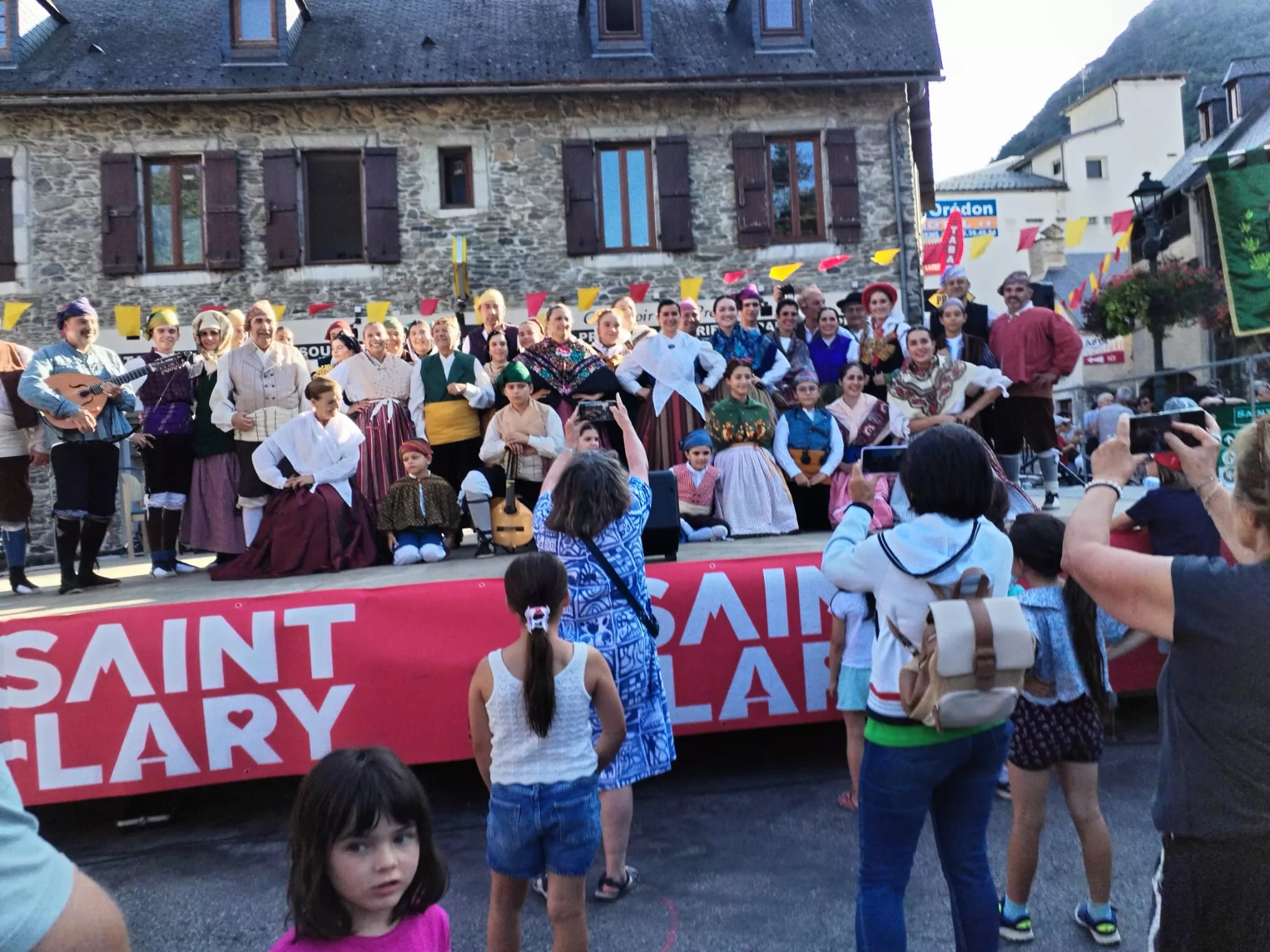 La Agrupación Folklórica Santa Cecilia en la Fête Franco-Aragonaise de Saint-Lary.
