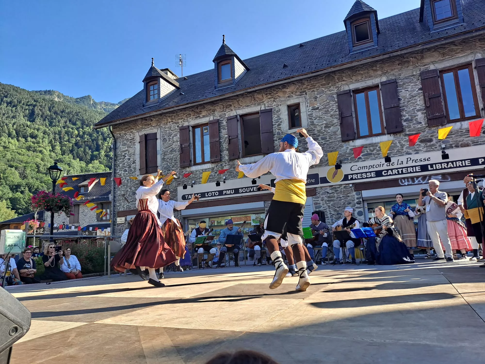 La Agrupación Folklórica Santa Cecilia en la Fête Franco-Aragonaise de Saint-Lary.