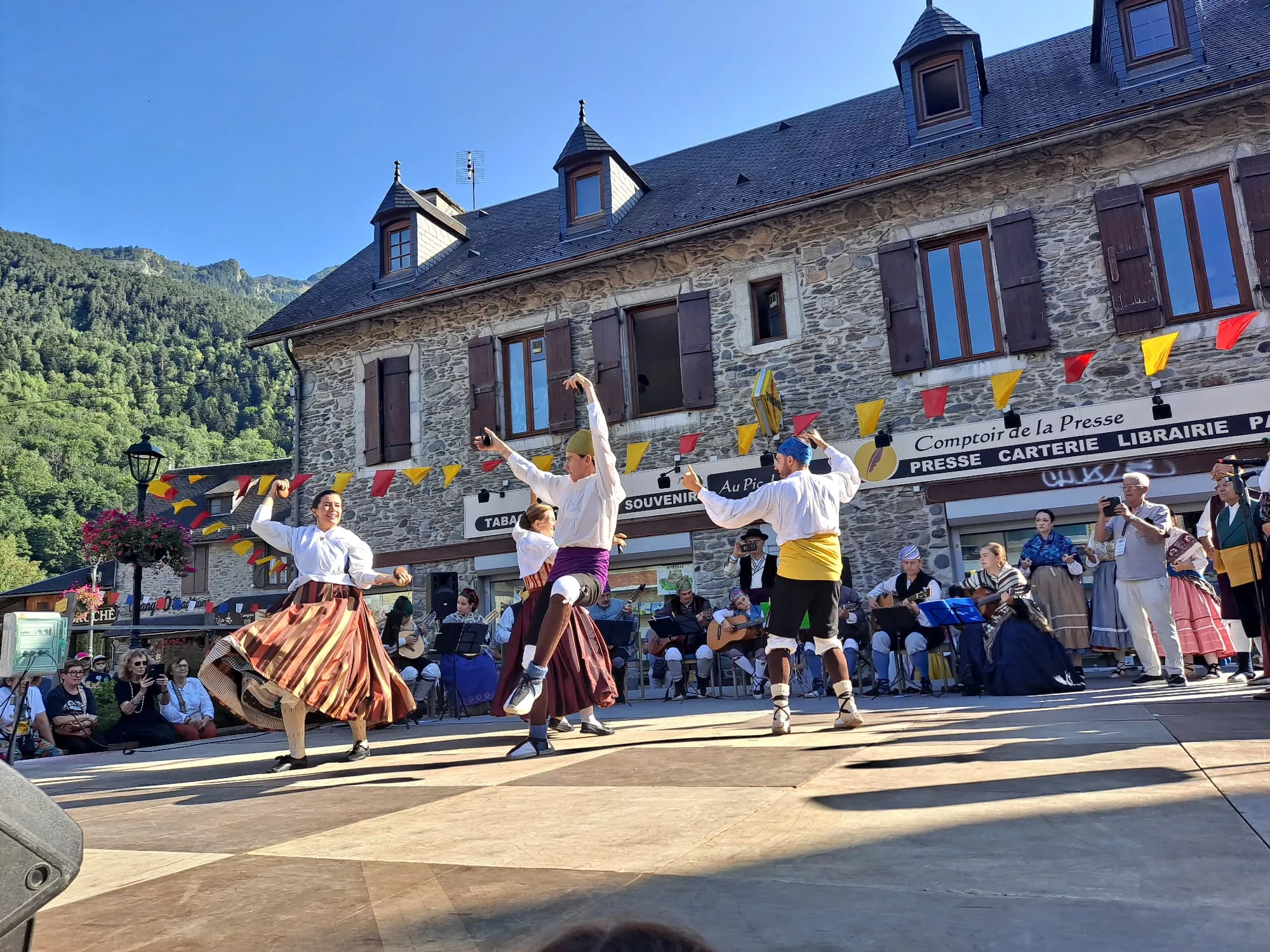 La Agrupación Folklórica Santa Cecilia en la Fête Franco-Aragonaise de Saint-Lary.