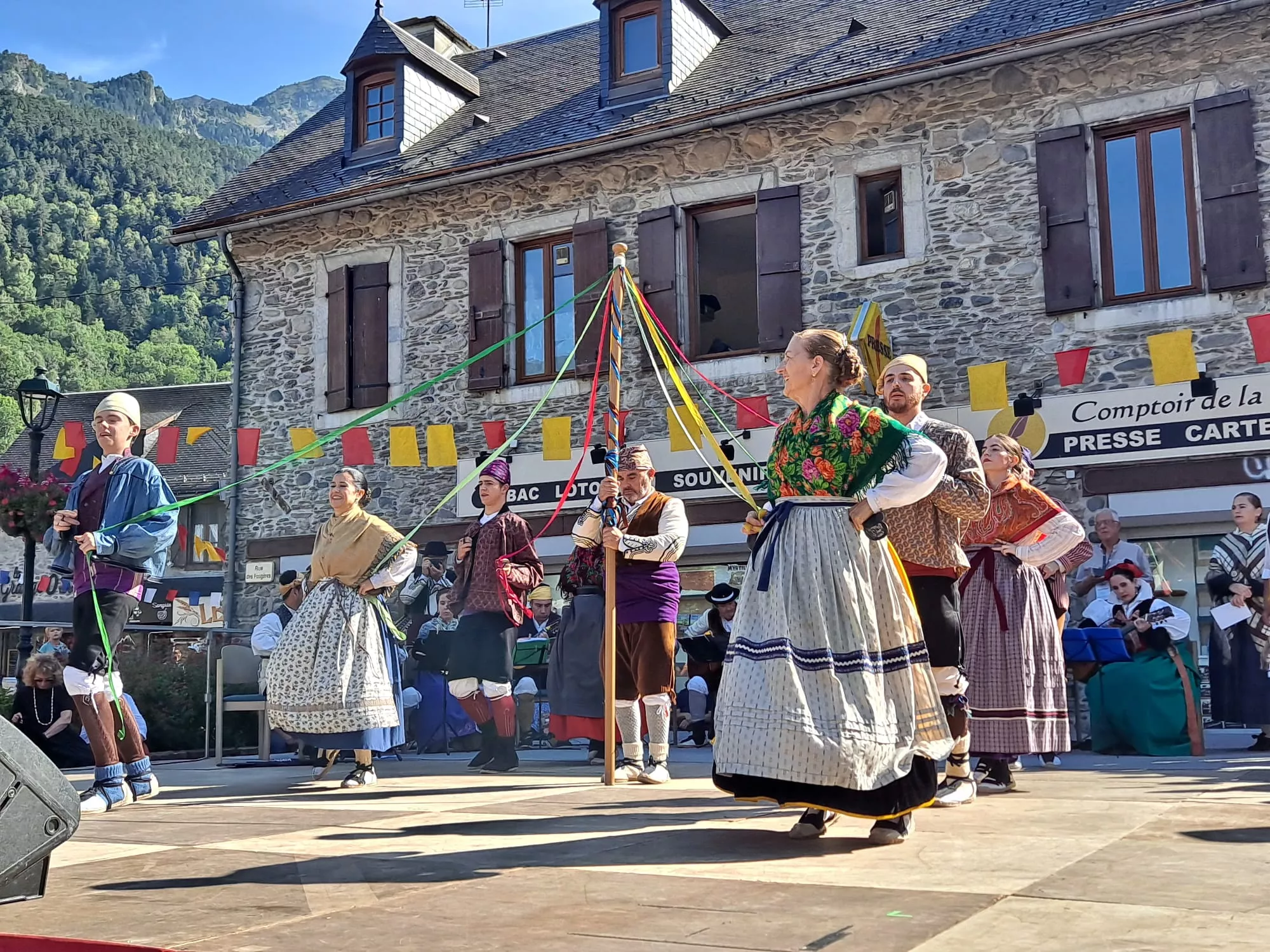 La Agrupación Folklórica Santa Cecilia en la Fête Franco-Aragonaise de Saint-Lary.