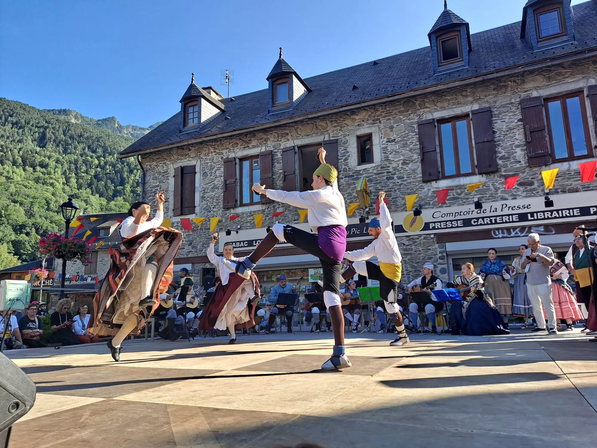 La Agrupación Folklórica Santa Cecilia en la Fête Franco-Aragonaise de Saint-Lary.