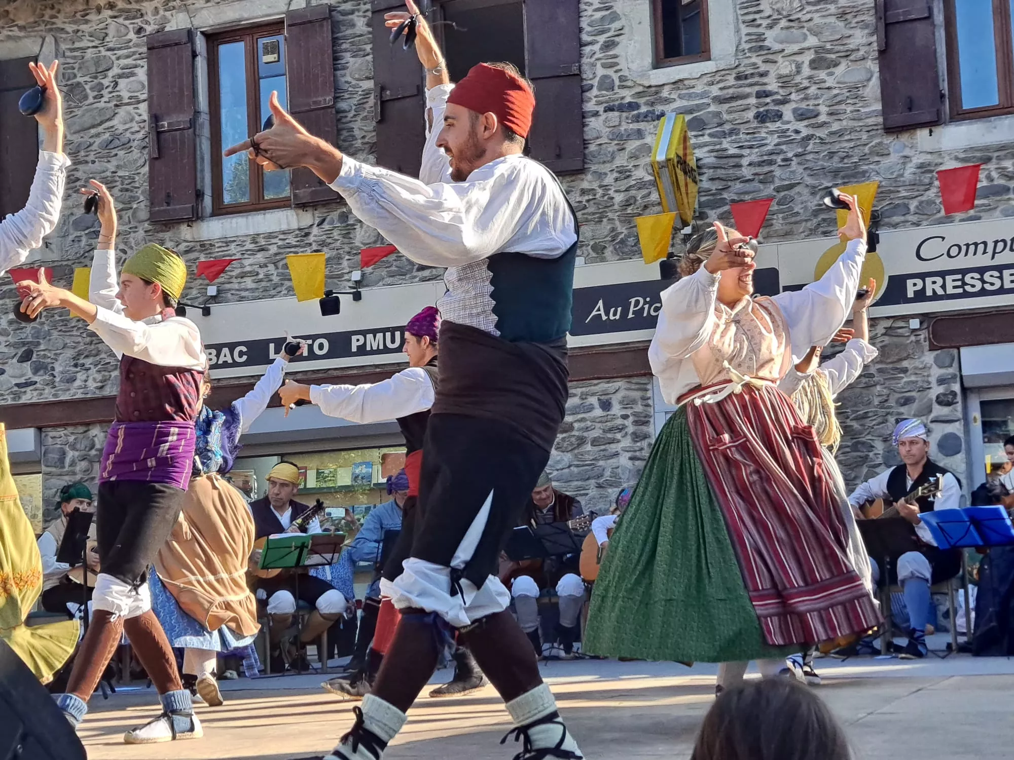 La Agrupación Folklórica Santa Cecilia en la Fête Franco-Aragonaise de Saint-Lary.