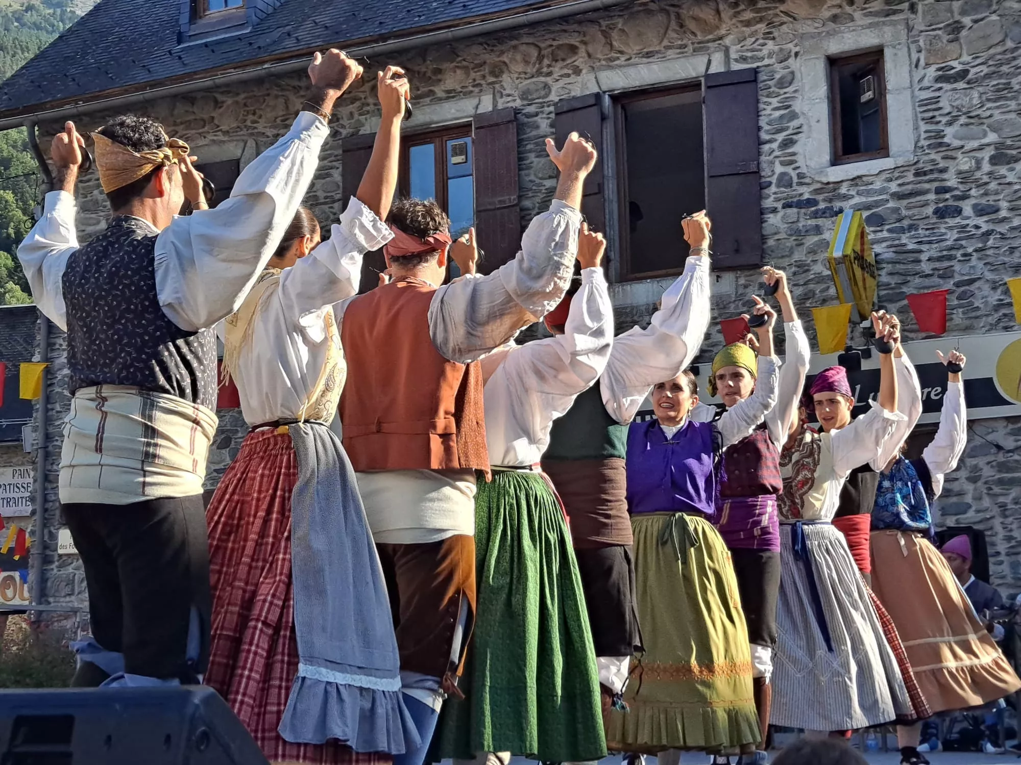 La Agrupación Folklórica Santa Cecilia en la Fête Franco-Aragonaise de Saint-Lary.