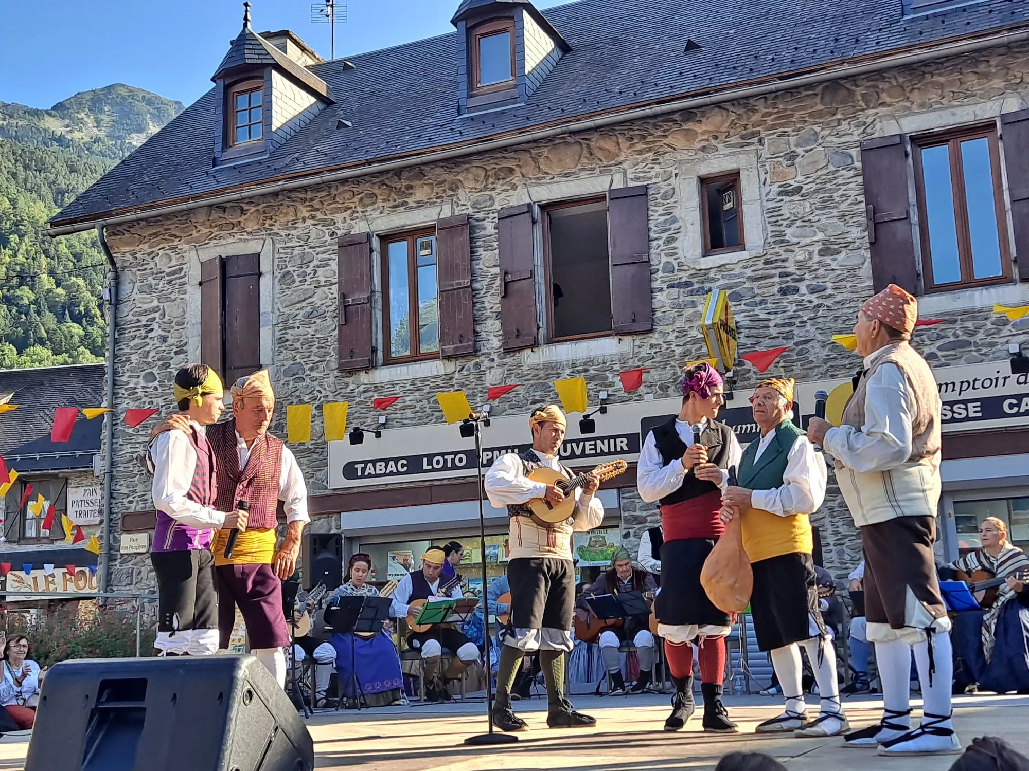 La Agrupación Folklórica Santa Cecilia en la Fête Franco-Aragonaise de Saint-Lary.