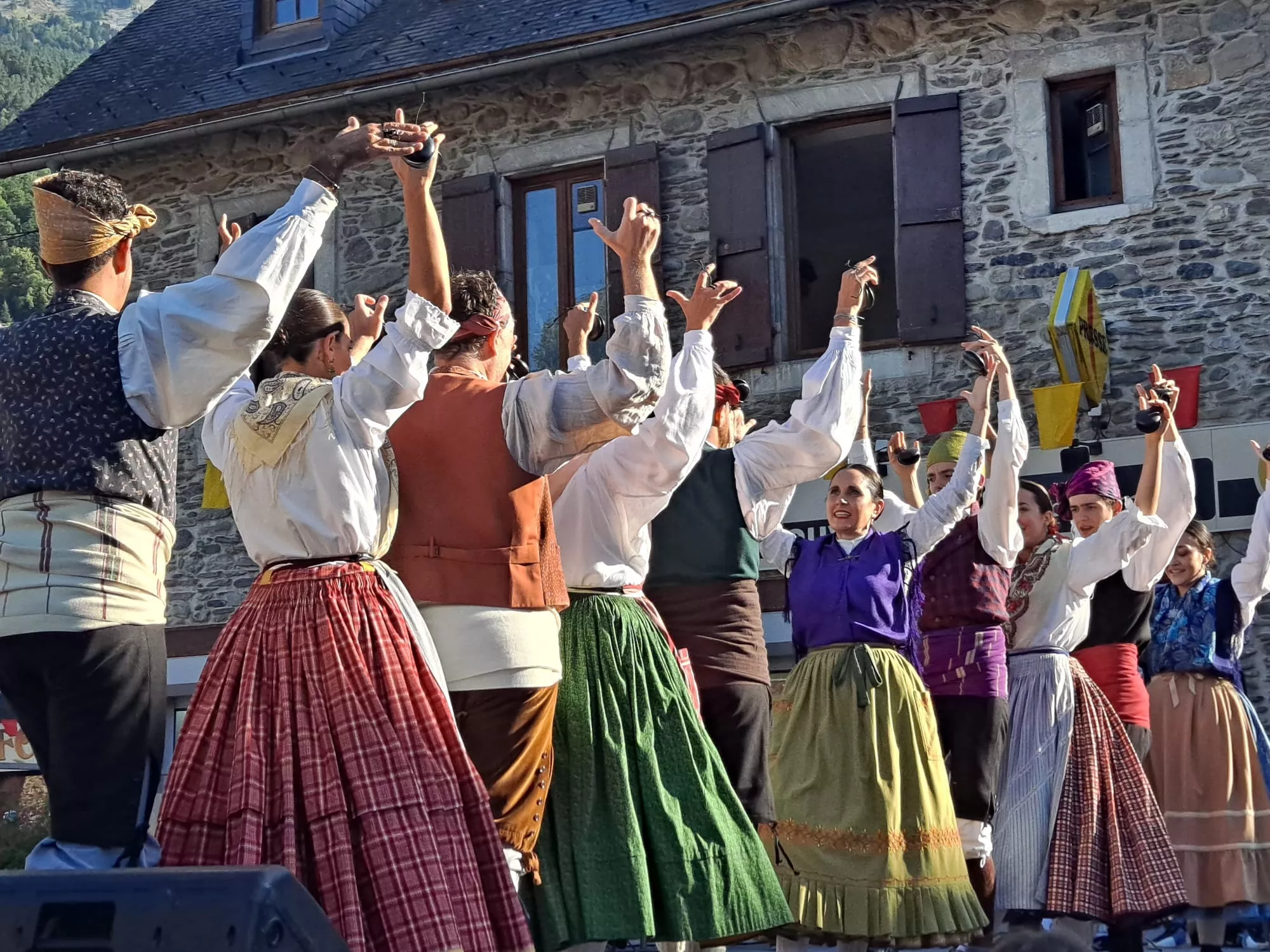 La Agrupación Folklórica Santa Cecilia en la Fête Franco-Aragonaise de Saint-Lary.