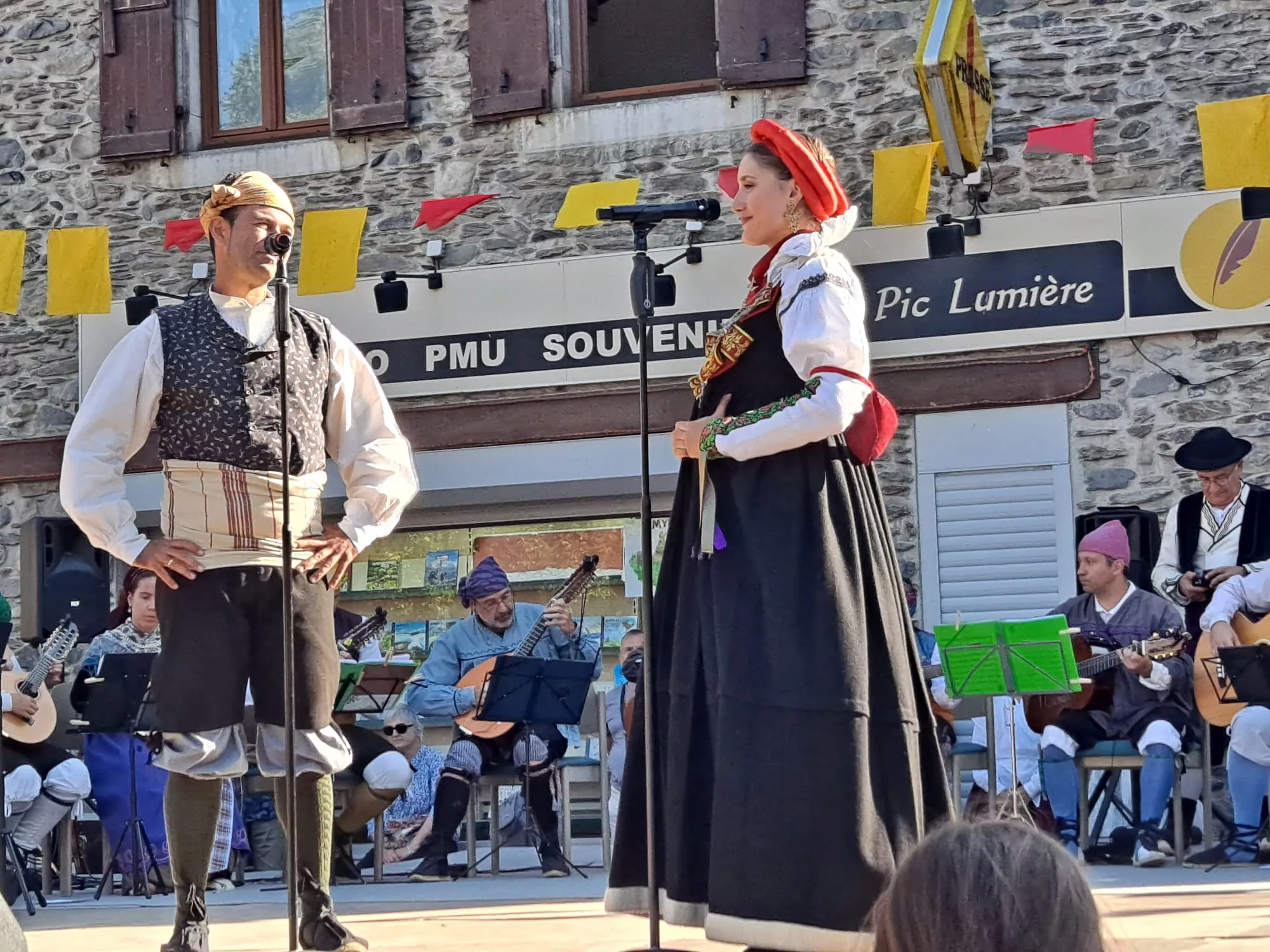 La Agrupación Folklórica Santa Cecilia en la Fête Franco-Aragonaise de Saint-Lary.