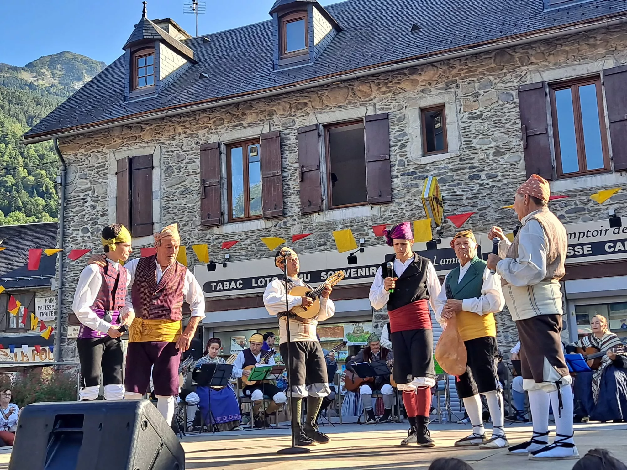 La Agrupación Folklórica Santa Cecilia en la Fête Franco-Aragonaise de Saint-Lary.