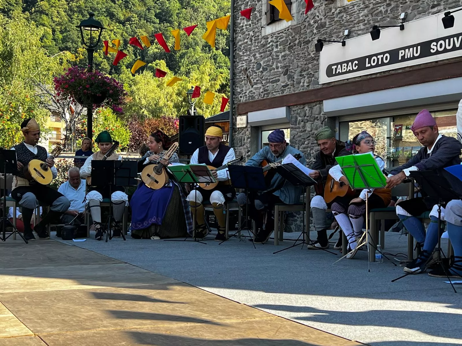 La Agrupación Folklórica Santa Cecilia en la Fête Franco-Aragonaise de Saint-Lary.