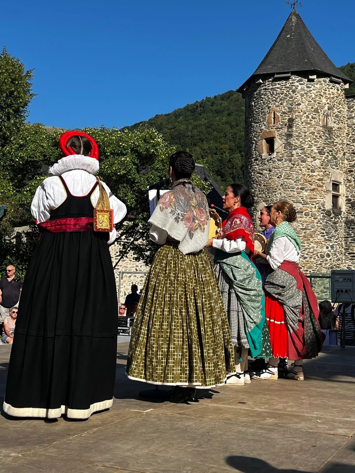 La Agrupación Folklórica Santa Cecilia en la Fête Franco-Aragonaise de Saint-Lary.