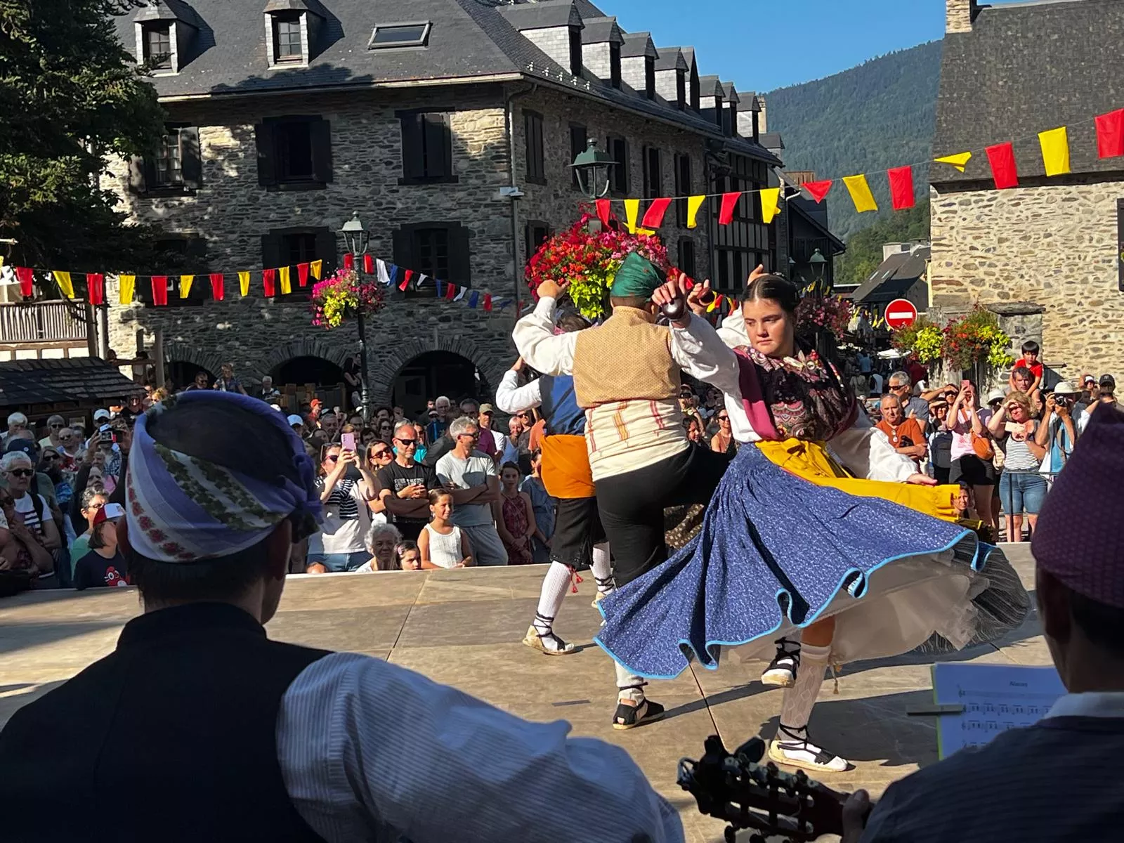 La Agrupación Folklórica Santa Cecilia en la Fête Franco-Aragonaise de Saint-Lary.
